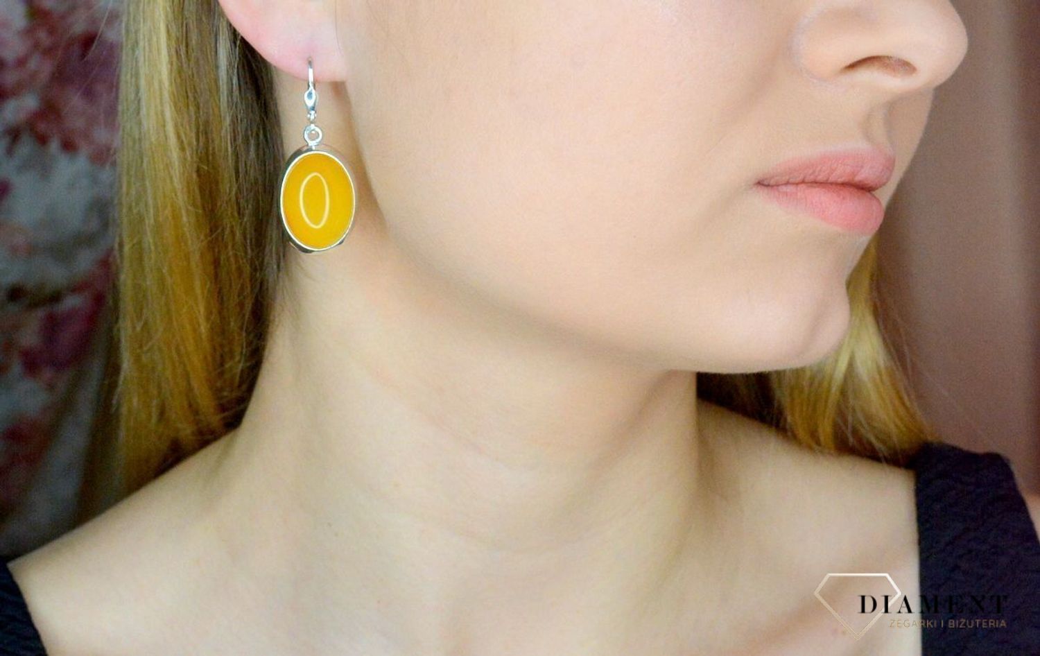 Srebrne kolczyki owalne wiszące z bursztynem przeźroczystym DIA-KLC-9880-925. Srebrne kolczyki wiszące. Kolczyki srebrne damskie z kamieniem. Srebrne kolczyki z bursztynem. Kolczyki srebrne wiszące na prezent..jpg