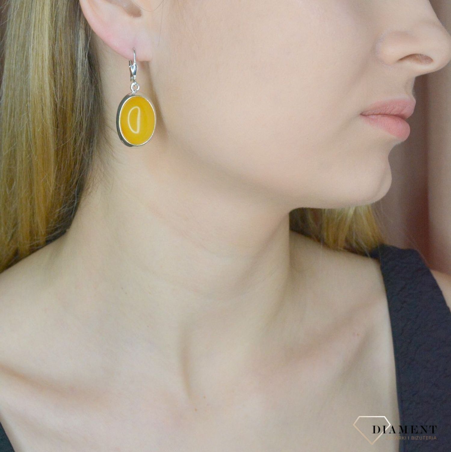 Srebrne kolczyki owalne wiszące z bursztynem przeźroczystym DIA-KLC-9880-925. Srebrne kolczyki wiszące. Kolczyki srebrne damskie z kamieniem. Srebrne kolczyki z bursztynem. Kolczyki srebrne wiszące na prezent..jpg