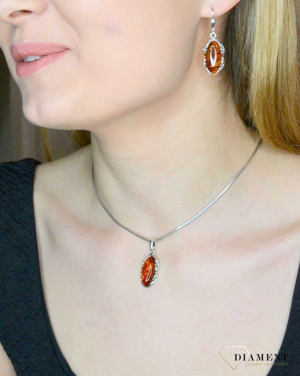 Srebrne kolczyki damskie owalne z koniakowym bursztynem bałtyckim DIA-KLC-9882-925. Srebrne kolczyki damskie. Srebrne kolczyki wiszące z kamieniem. Srebrne kolczyki z bursztynem. Kolczyki srebrne z bursztynem na prezent..jpg