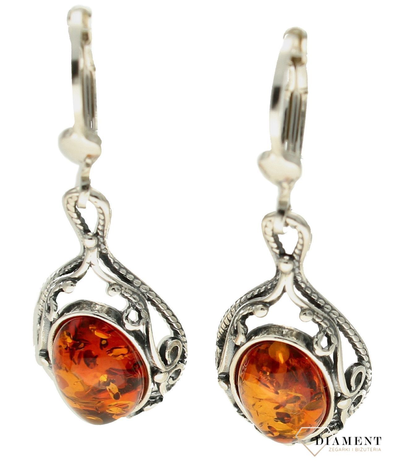Srebrne kolczyki 925 wiszące z koniakowym bursztynem DIA-KLC-9885-925. Srebrne kolczyki z bursztynem na prezent. Srebrne kolczyki damskie. Srebrne kolczyki wiszące. Srebrne kolczyki z kamieniem (1).jpg