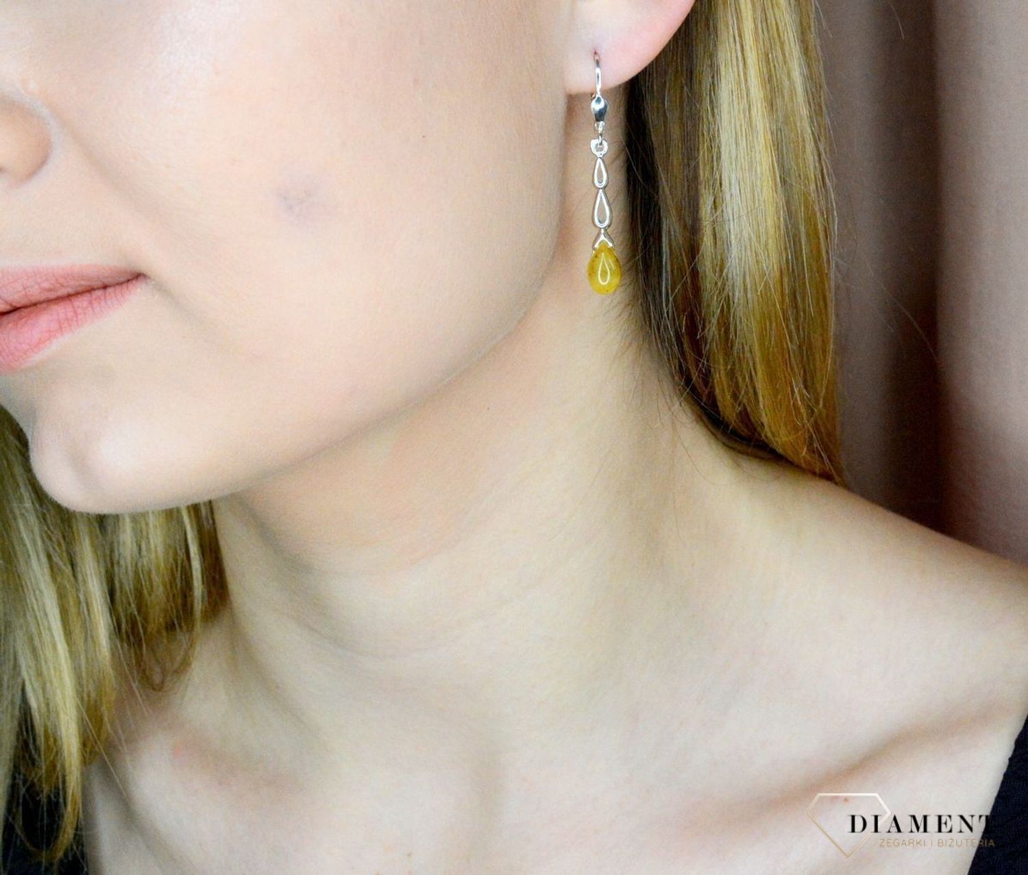 Srebrne kolczyki wiszące z piaskowym bursztynem bałtyckim DIA-KLC-9886-925. Srebrne kolczyki damskie. Kolczyki srebrne wiszące z bursztynem. Kolczyki srebrne z kamieniem. Kolczyki damskie srebrne idealne na prezent..jpg