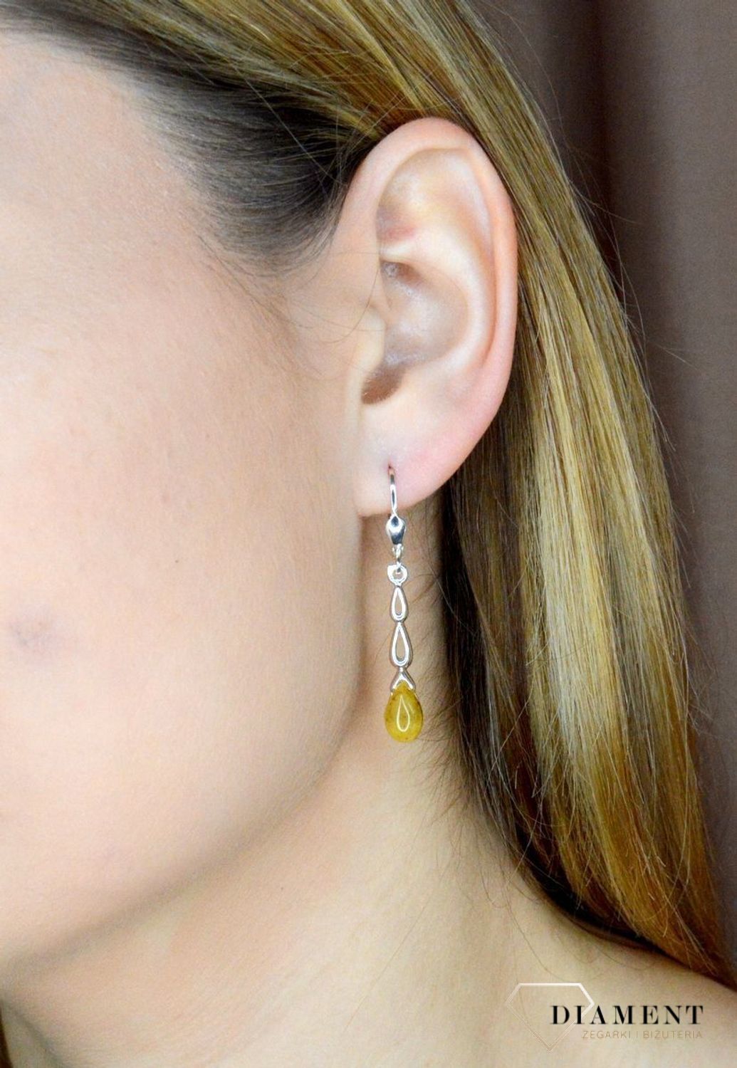 Srebrne kolczyki wiszące z piaskowym bursztynem bałtyckim DIA-KLC-9886-925. Srebrne kolczyki damskie. Kolczyki srebrne wiszące z bursztynem. Kolczyki srebrne z kamieniem. Kolczyki damskie srebrne idealne na prezent..jpg