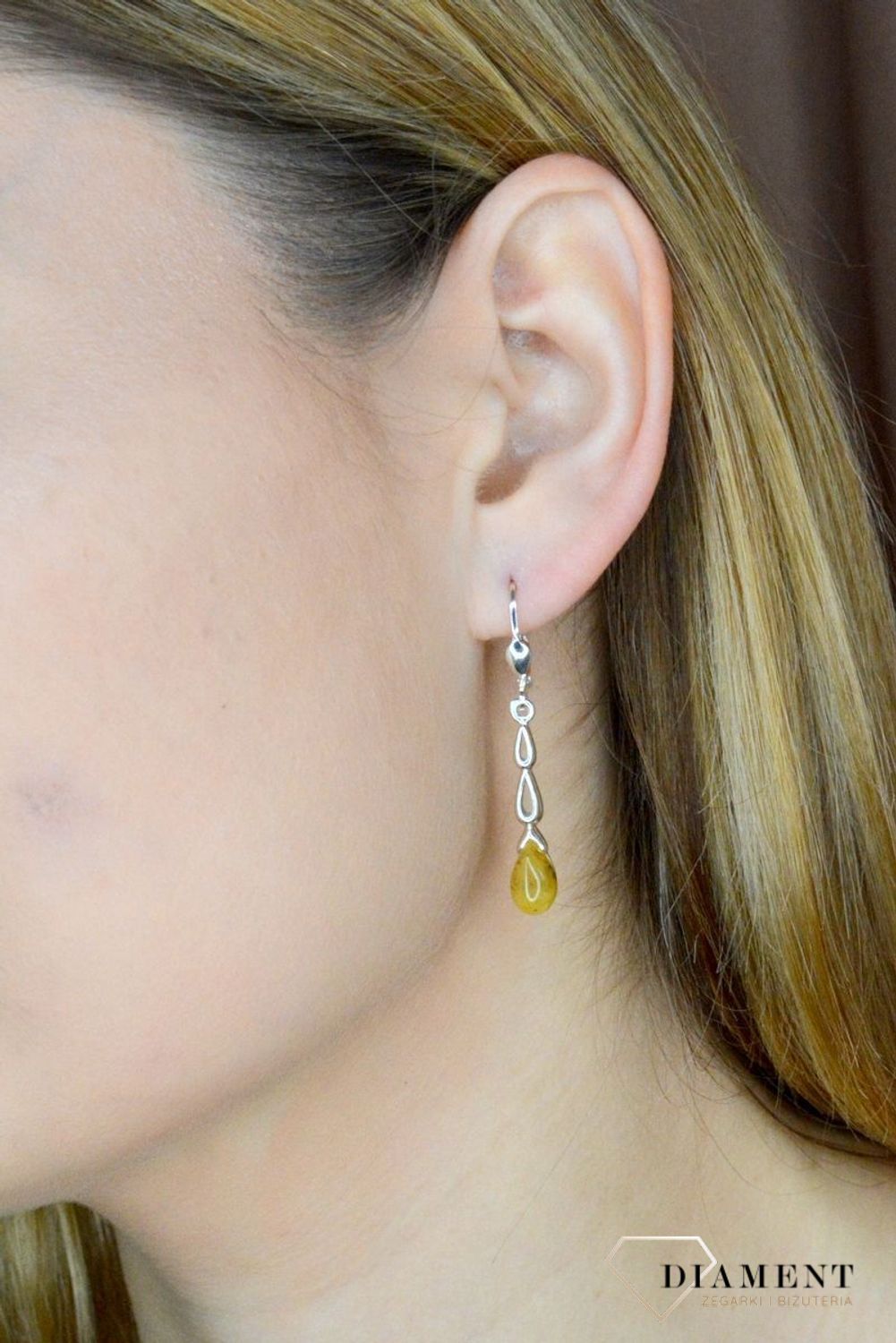 Srebrne kolczyki wiszące z piaskowym bursztynem bałtyckim DIA-KLC-9886-925. Srebrne kolczyki damskie. Kolczyki srebrne wiszące z bursztynem. Kolczyki srebrne z kamieniem. Kolczyki damskie srebrne idealne na prezent..jpg