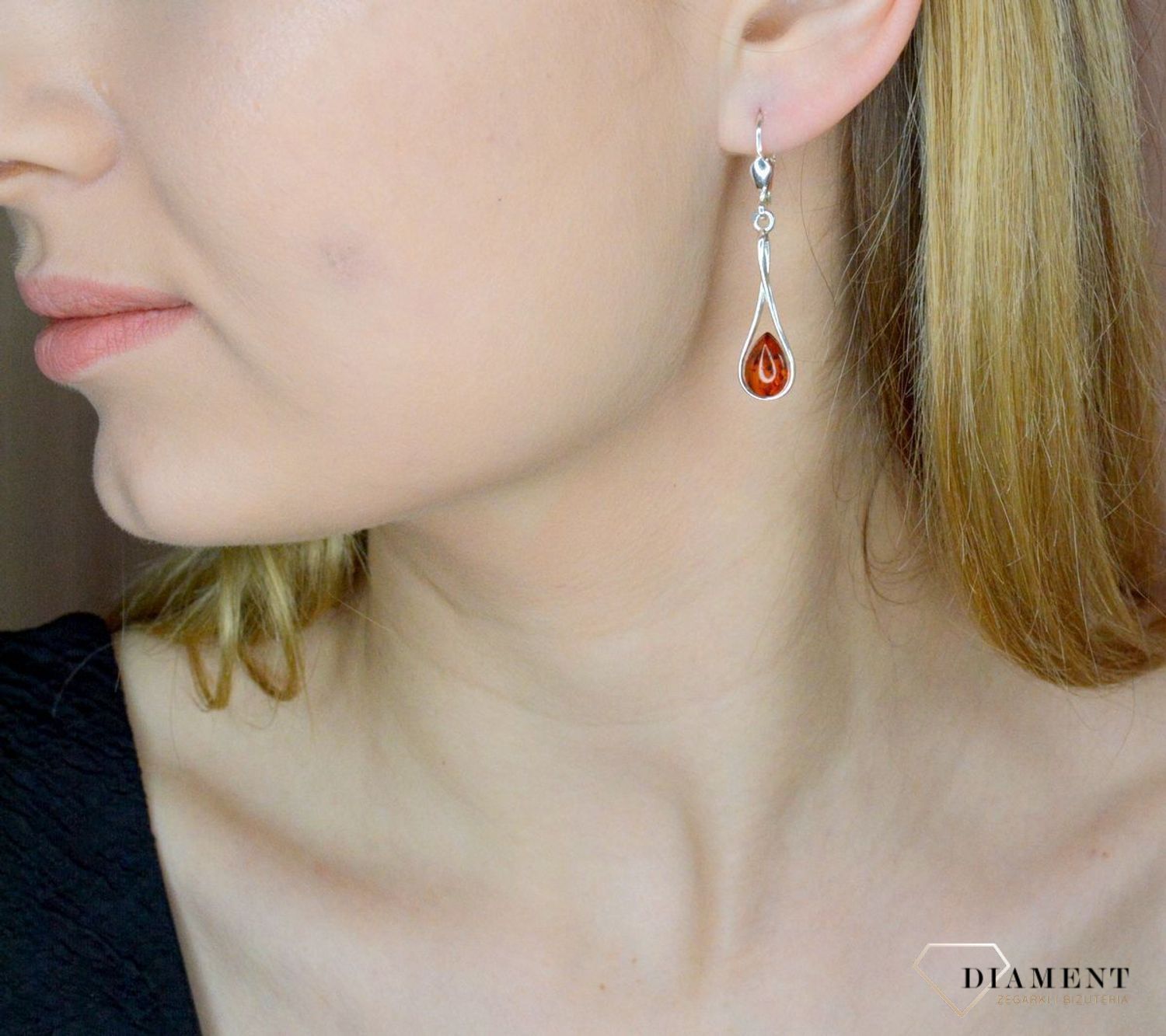 Srebrne kolczyki delikatne wiszące łezki z bursztynem bałtyckim DIA-KLC-9889-925. Srebrne kolczyki damskie wiszące. Kolczyki damskie z kamieniem. Kolczyki srebrne damskie idealne na prezent. Kolczyki z bursztynem bałtyckim..jpg