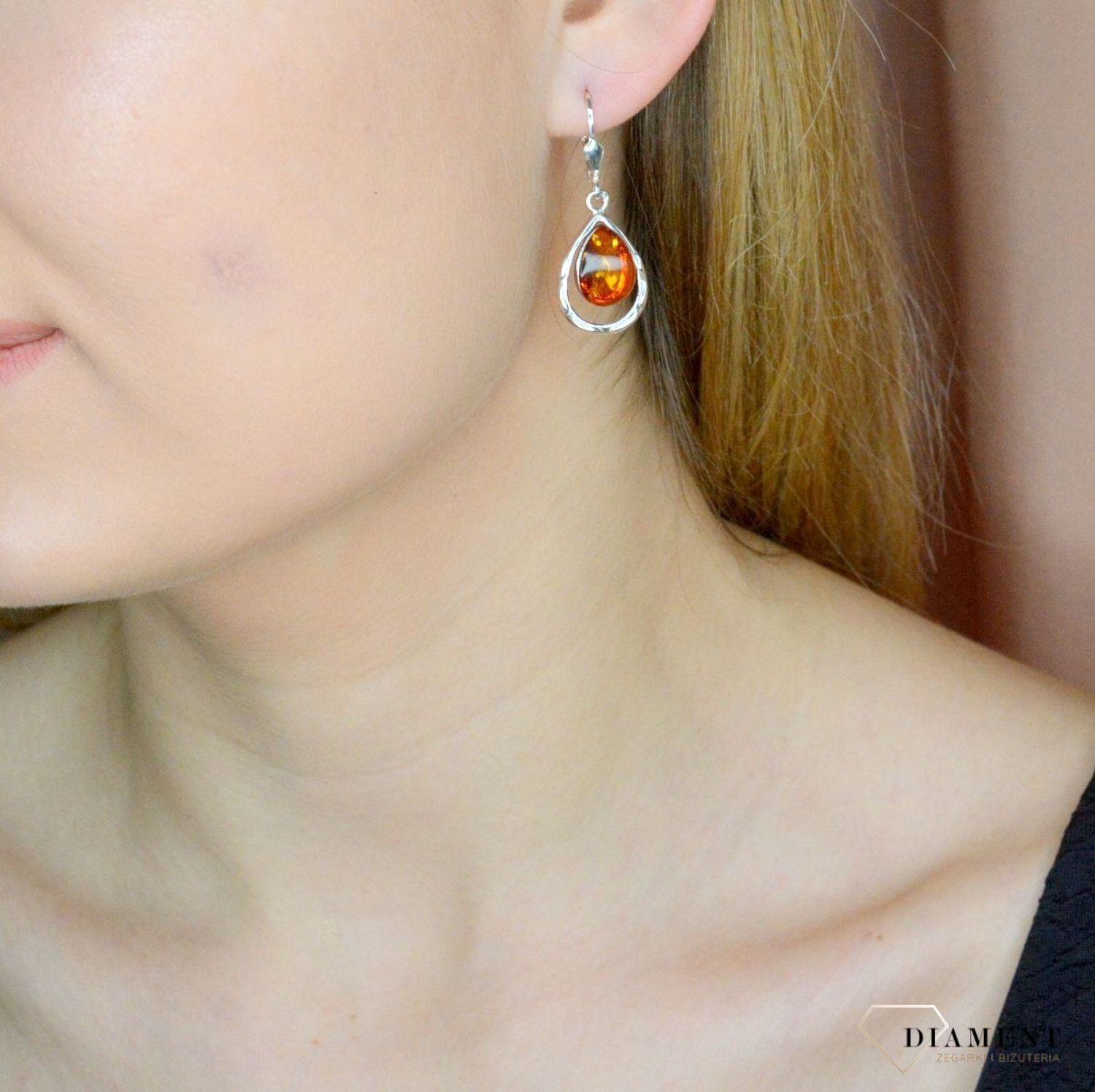 Srebrne kolczyki wiszące łezki z koniakowym bursztynem bałtyckim DIA-KLC-9890-925. Srebrne kolczyki damskie wiszące. Kolczyki damskie z kamieniem. Kolczyki srebrne damskie idealne na prezent. Kolczyki z bursztynem bałtyckim..jpg