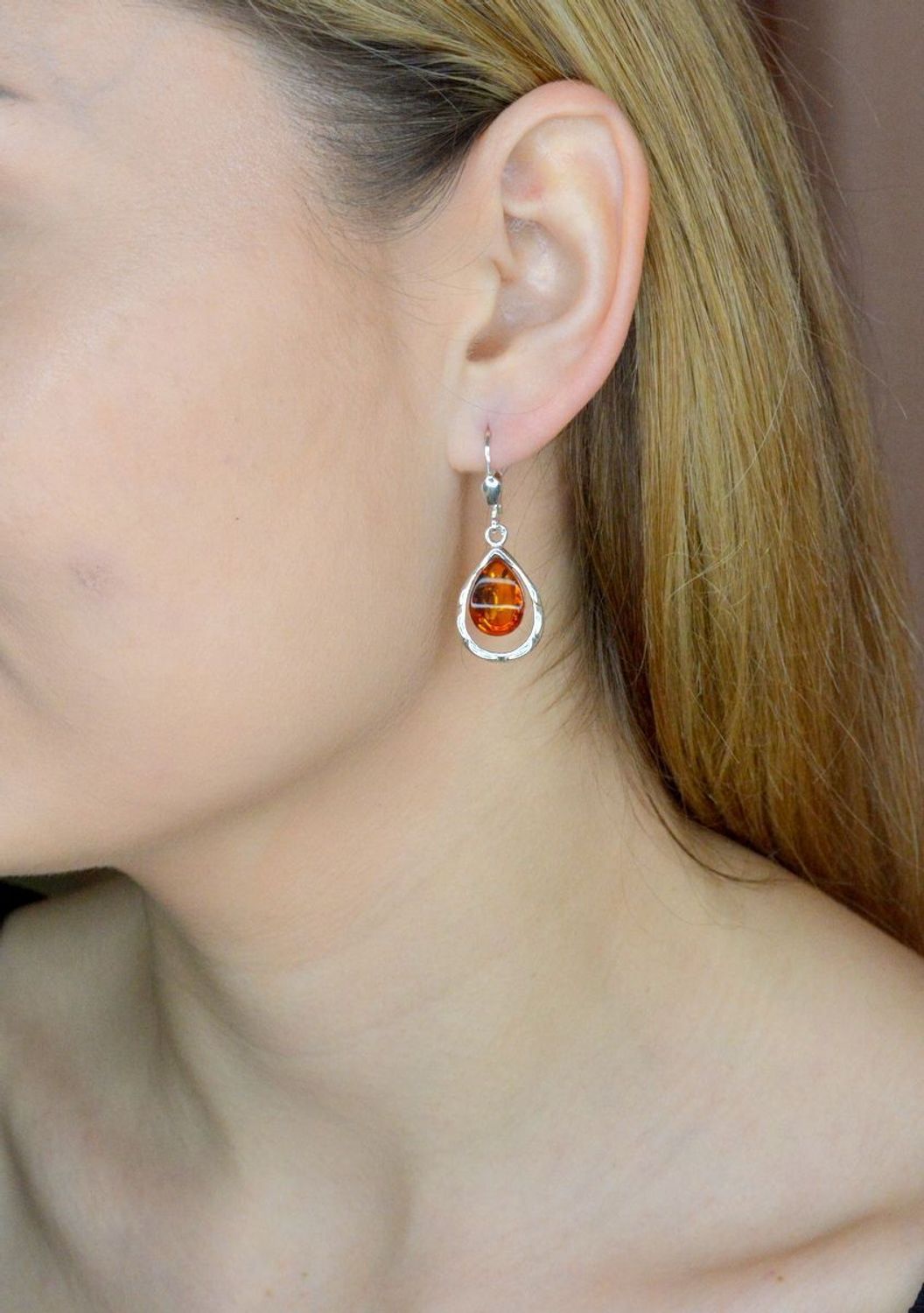 Srebrne kolczyki wiszące łezki z koniakowym bursztynem bałtyckim DIA-KLC-9890-925. Srebrne kolczyki damskie wiszące. Kolczyki damskie z kamieniem. Kolczyki srebrne damskie idealne na prezent. Kolczyki z bursztynem bałtyckim..jpg