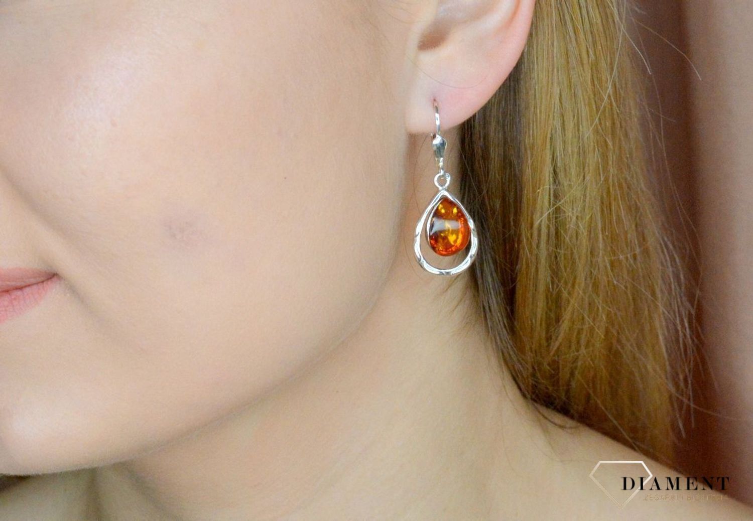 Srebrne kolczyki wiszące łezki z koniakowym bursztynem bałtyckim DIA-KLC-9890-925. Srebrne kolczyki damskie wiszące. Kolczyki damskie z kamieniem. Kolczyki srebrne damskie idealne na prezent. Kolczyki z bursztynem bałtyckim..jpg