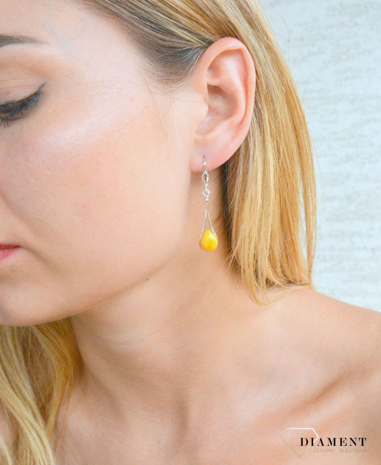 Srebrne kolczyki 925 wiszące z mlecznym bursztynem DIA-KLC-9891-925. Srebrne kolczyki z bursztynem na prezent. Srebrne kolczyki damskie. Srebrne kolczyki wiszące. Srebrne kolczyki z kamieniem..jpg