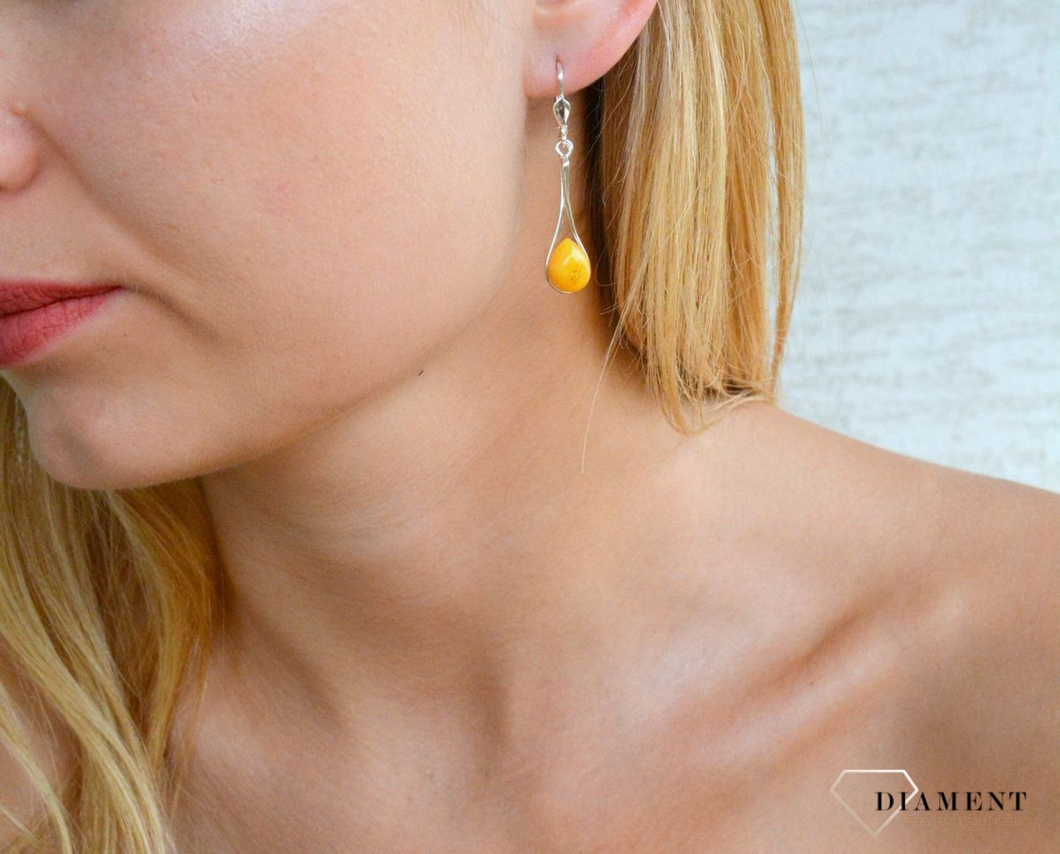 Srebrne kolczyki 925 wiszące z mlecznym bursztynem DIA-KLC-9891-925. Srebrne kolczyki z bursztynem na prezent. Srebrne kolczyki damskie. Srebrne kolczyki wiszące. Srebrne kolczyki z kamieniem..jpg