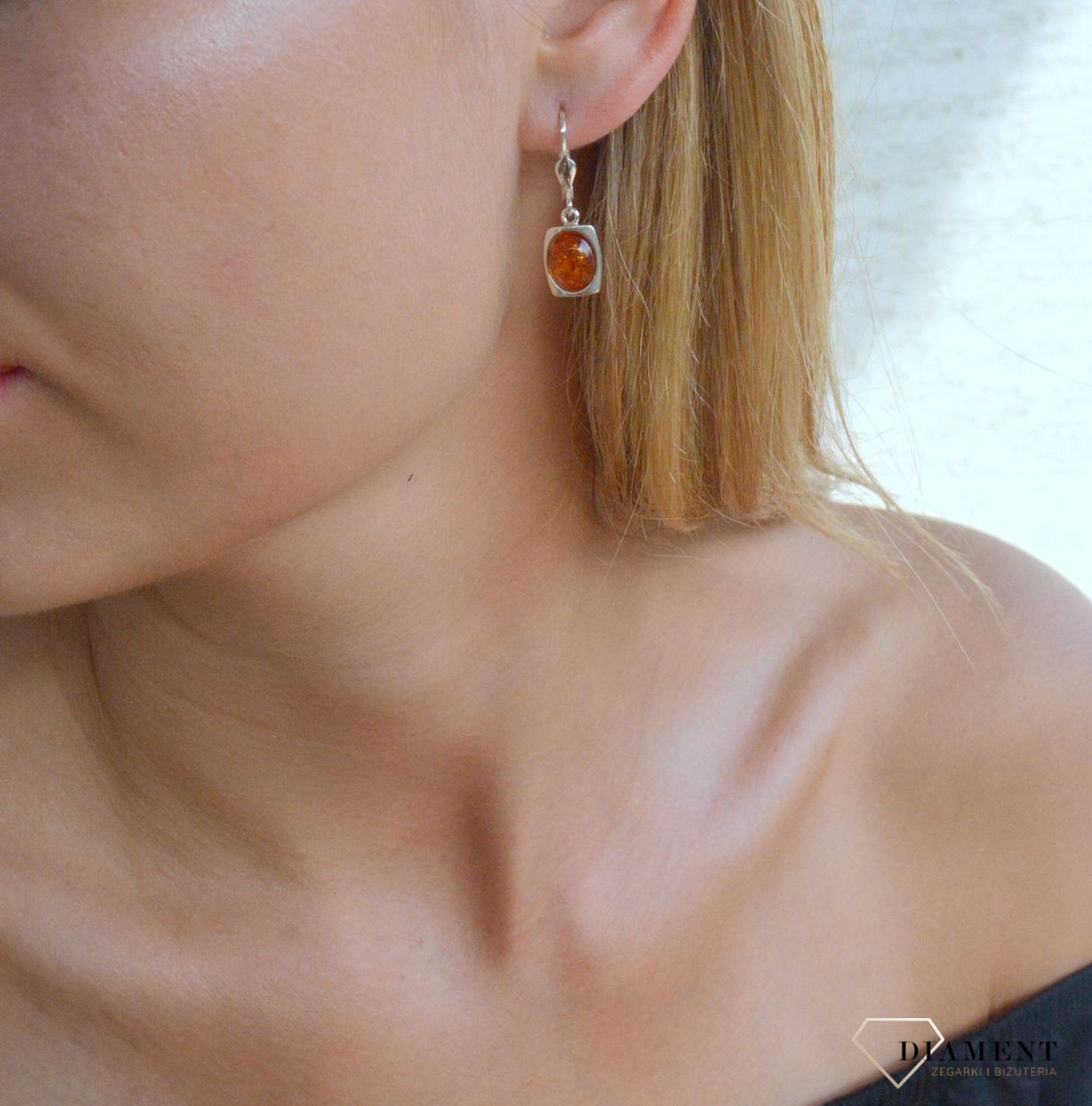 Srebrne kolczyki 925 wiszące z koniakowym bursztynem DIA-KLC-9892-925. Srebrne kolczyki z bursztynem na prezent. Srebrne kolczyki damskie. Srebrne kolczyki wiszące. Srebrne kolczyki z kamieniem..jpg