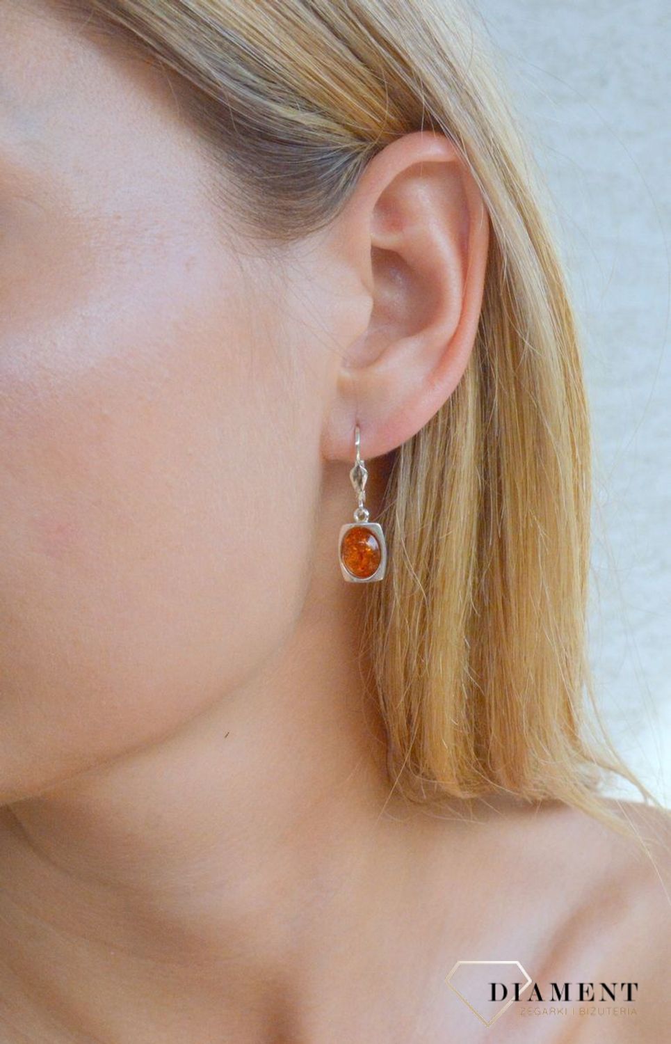 Srebrne kolczyki 925 wiszące z koniakowym bursztynem DIA-KLC-9892-925. Srebrne kolczyki z bursztynem na prezent. Srebrne kolczyki damskie. Srebrne kolczyki wiszące. Srebrne kolczyki z kamieniem..jpg
