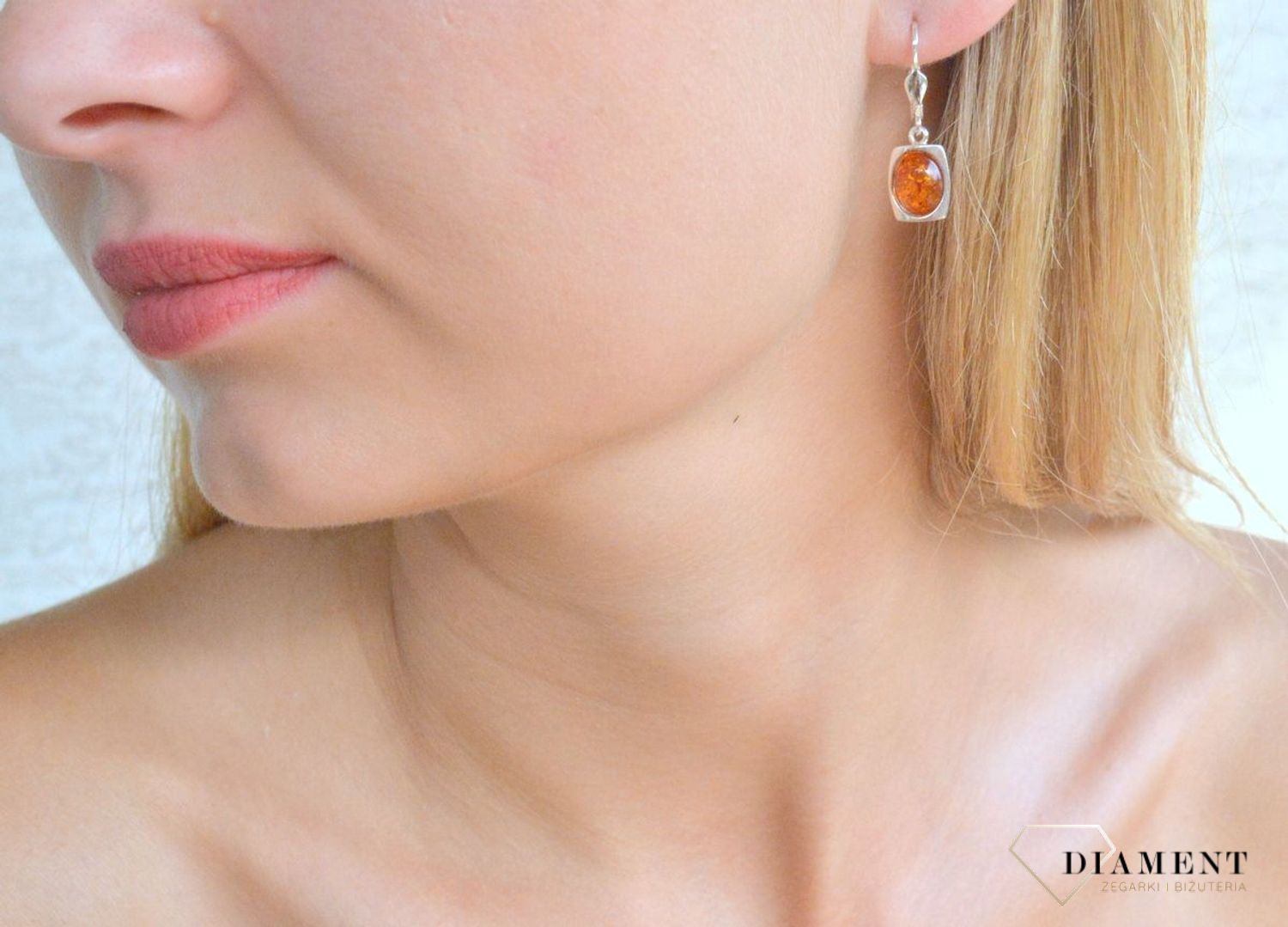 Srebrne kolczyki 925 wiszące z koniakowym bursztynem DIA-KLC-9892-925. Srebrne kolczyki z bursztynem na prezent. Srebrne kolczyki damskie. Srebrne kolczyki wiszące. Srebrne kolczyki z kamieniem..jpg