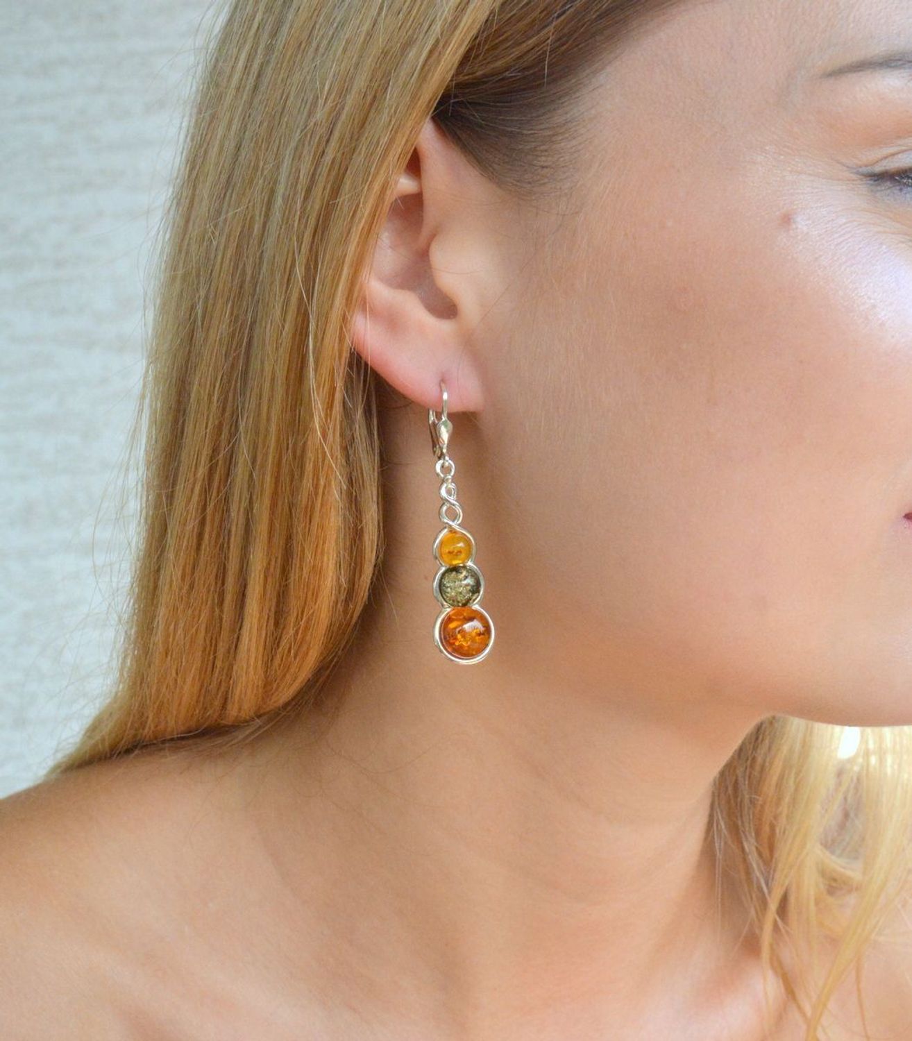 Srebrne kolczyki 925 wiszące z kolorowym bursztynem DIA-KLC-9893-925. Srebrne kolczyki z bursztynem na prezent. Srebrne kolczyki damskie. Srebrne kolczyki wiszące. Srebrne kolczyki z kamieniem..jpg