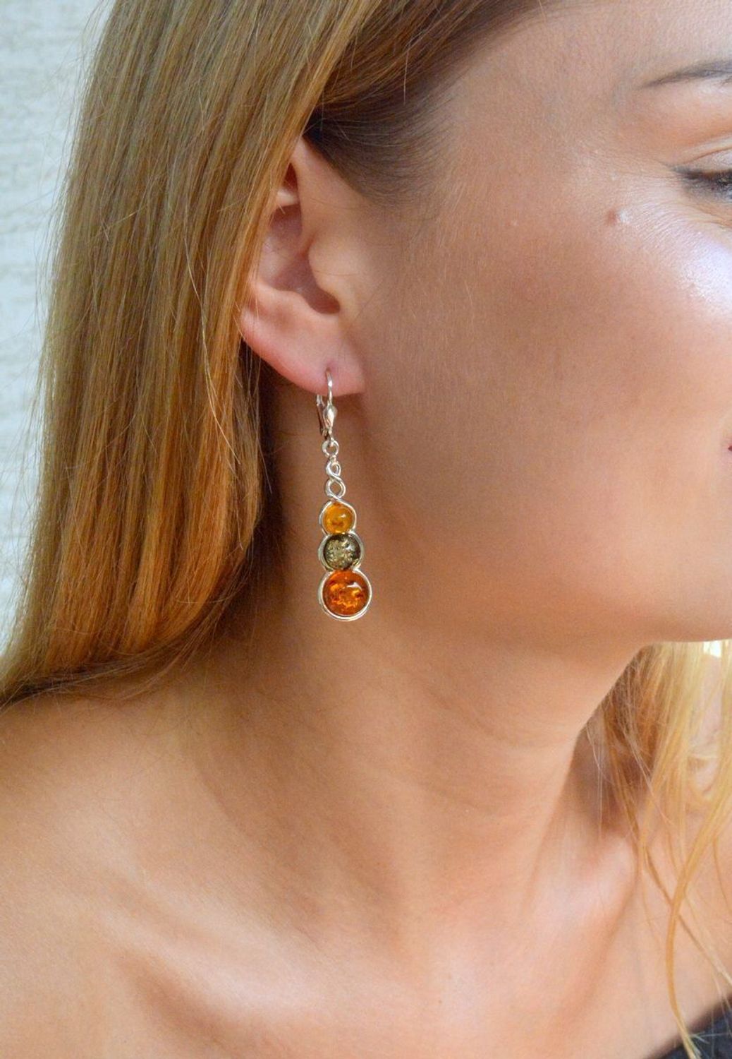 Srebrne kolczyki 925 wiszące z kolorowym bursztynem DIA-KLC-9893-925. Srebrne kolczyki z bursztynem na prezent. Srebrne kolczyki damskie. Srebrne kolczyki wiszące. Srebrne kolczyki z kamieniem..jpg