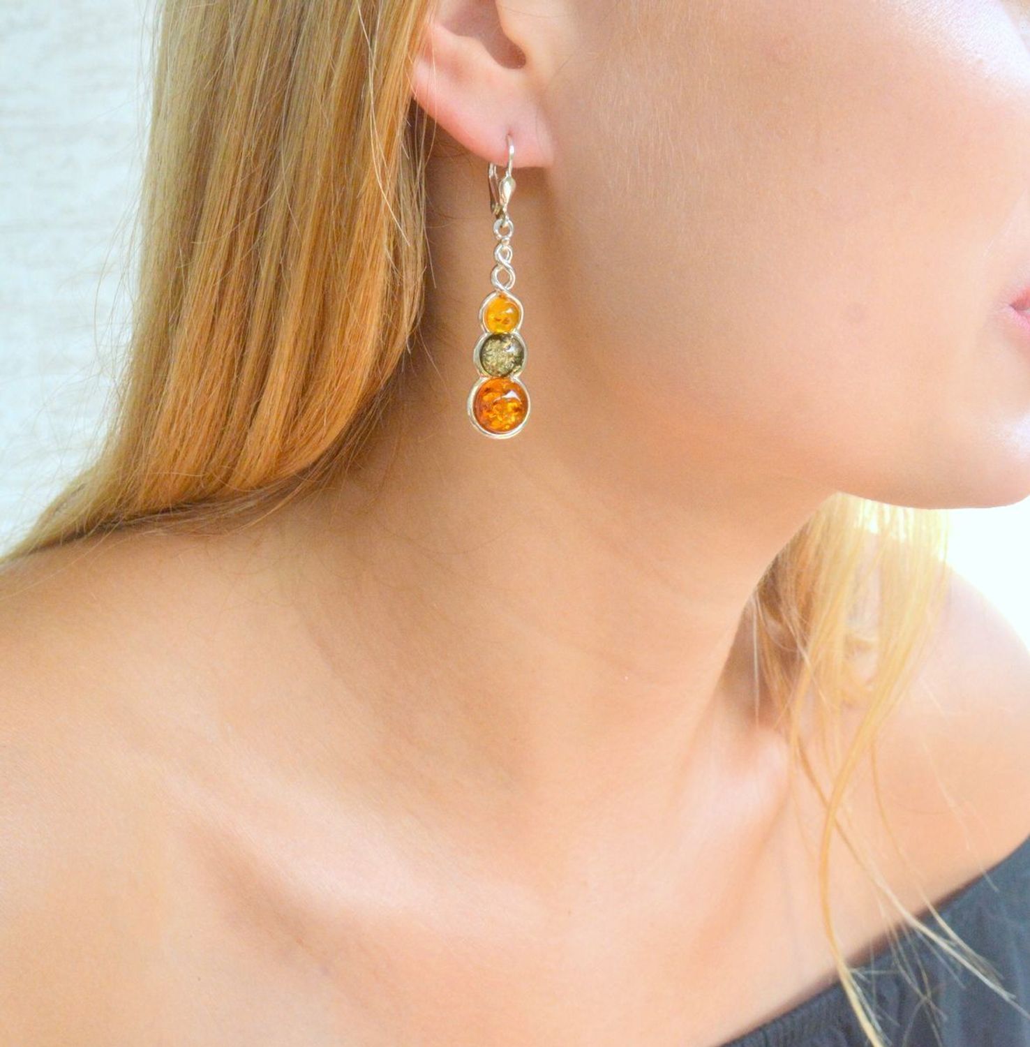 Srebrne kolczyki 925 wiszące z kolorowym bursztynem DIA-KLC-9893-925. Srebrne kolczyki z bursztynem na prezent. Srebrne kolczyki damskie. Srebrne kolczyki wiszące. Srebrne kolczyki z kamieniem..jpg