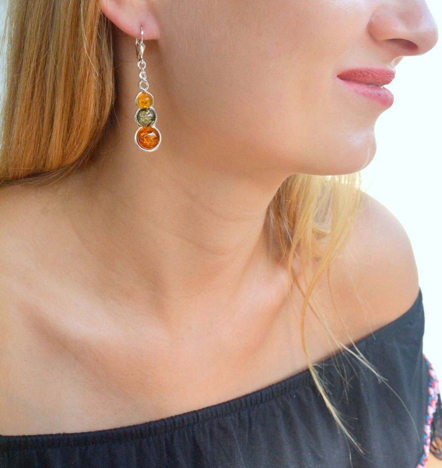 Srebrne kolczyki 925 wiszące z kolorowym bursztynem DIA-KLC-9893-925. Srebrne kolczyki z bursztynem na prezent. Srebrne kolczyki damskie. Srebrne kolczyki wiszące. Srebrne kolczyki z kamieniem..jpg