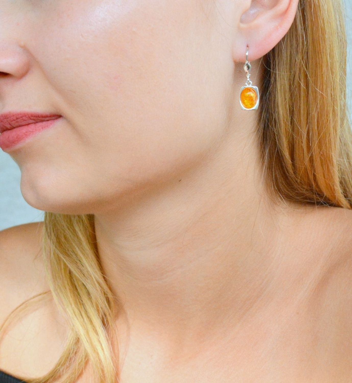 Srebrne kolczyki 925 wiszące z miodowym bursztynem DIA-KLC-9894-925. Srebrne kolczyki z bursztynem na prezent. Srebrne kolczyki damskie. Srebrne kolczyki wiszące. Srebrne kolczyki z kamieniem..jpg