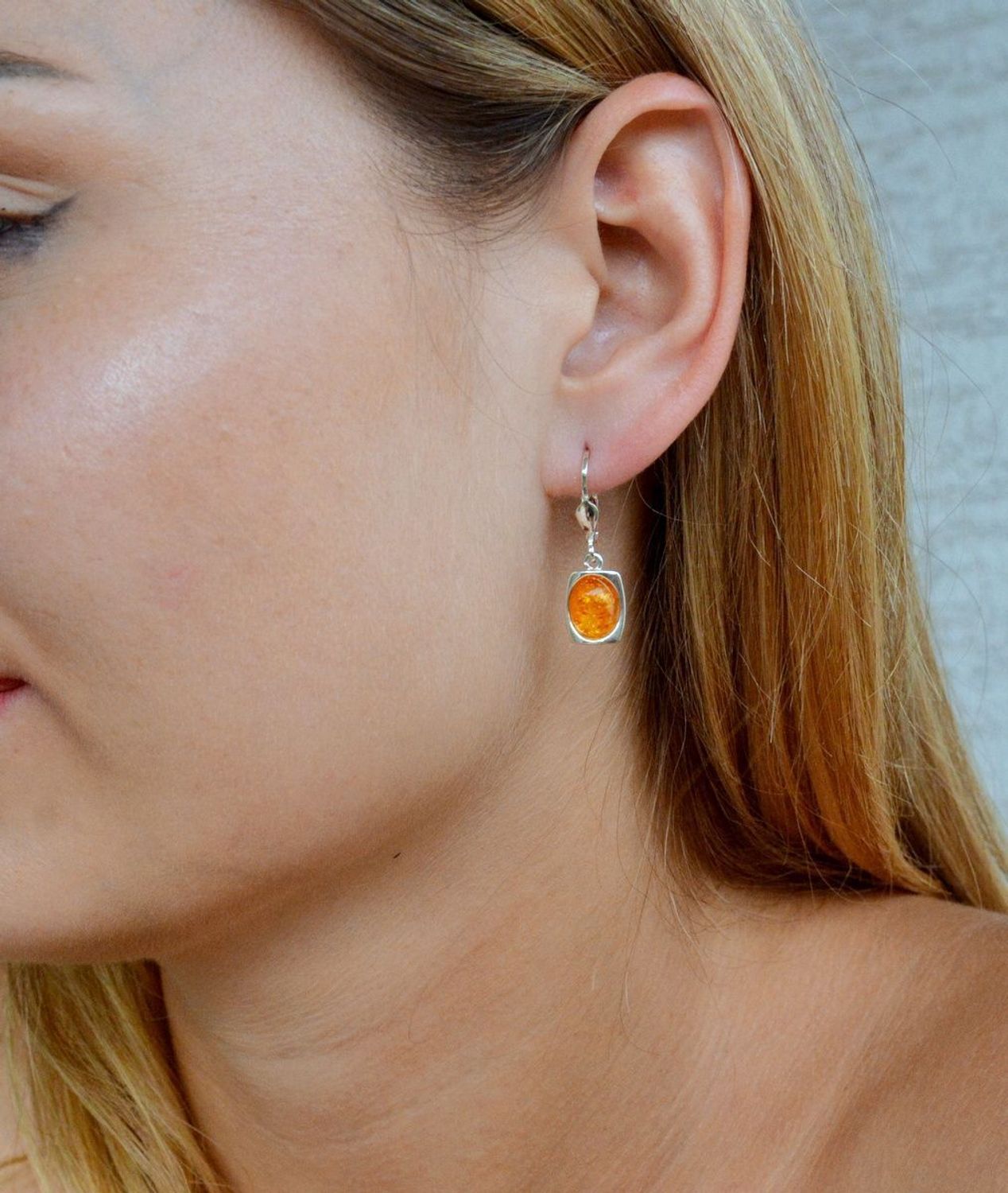 Srebrne kolczyki 925 wiszące z miodowym bursztynem DIA-KLC-9894-925. Srebrne kolczyki z bursztynem na prezent. Srebrne kolczyki damskie. Srebrne kolczyki wiszące. Srebrne kolczyki z kamieniem..jpg