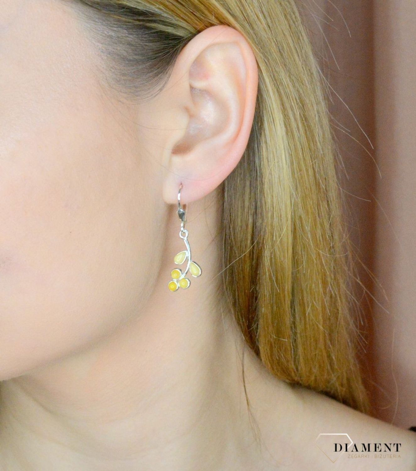 Srebrne kolczyki delikatne wiszące z mlecznym bursztynem DIA-KLC-9895-925.jpg