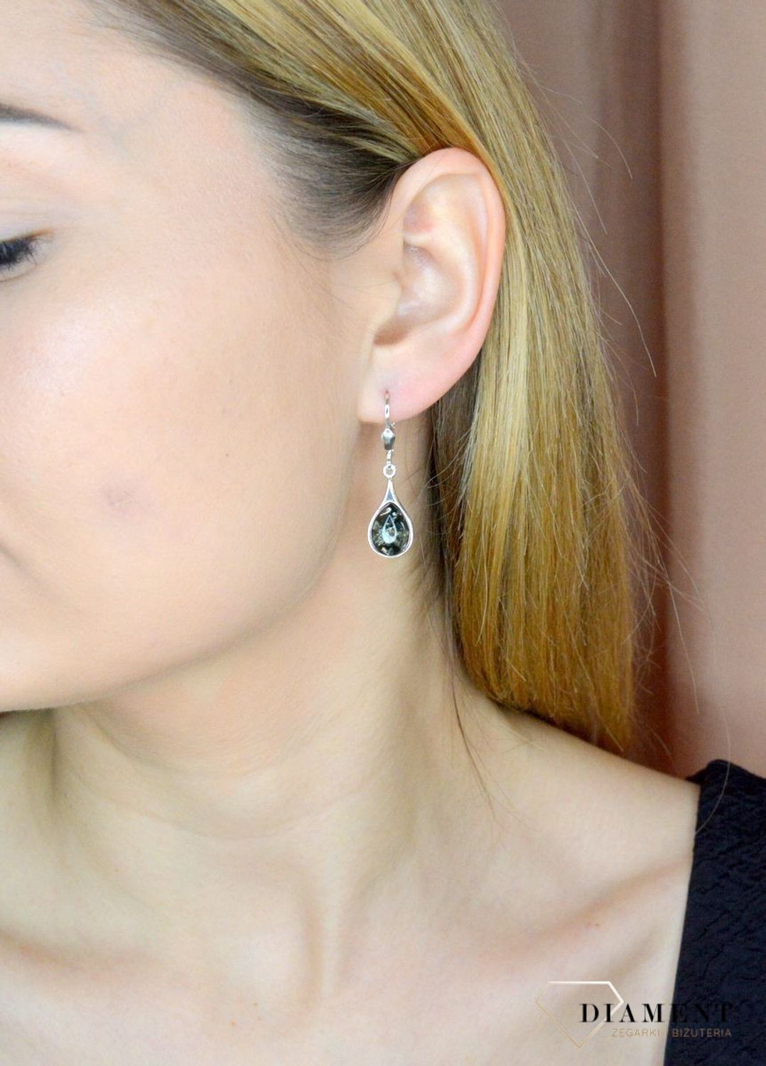 Srebrne kolczyki damskie wiszące łezki z zielonym bursztynem DIA-KLC-9896-925. Srebrne kolczyki damskie wiszące. Kolczyki damskie z kamieniem. Kolczyki srebrne damskie idealne na prezent. Kolczyki z bursztynem bałtyckim..jpg
