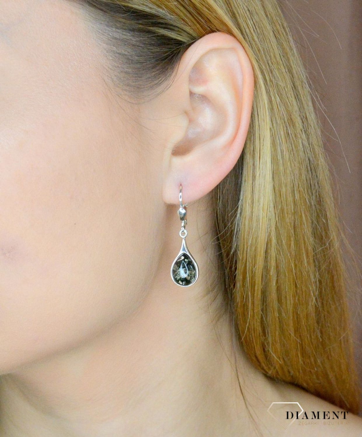 Srebrne kolczyki damskie wiszące łezki z zielonym bursztynem DIA-KLC-9896-925. Srebrne kolczyki damskie wiszące. Kolczyki damskie z kamieniem. Kolczyki srebrne damskie idealne na prezent. Kolczyki z bursztynem bałtyckim..jpg