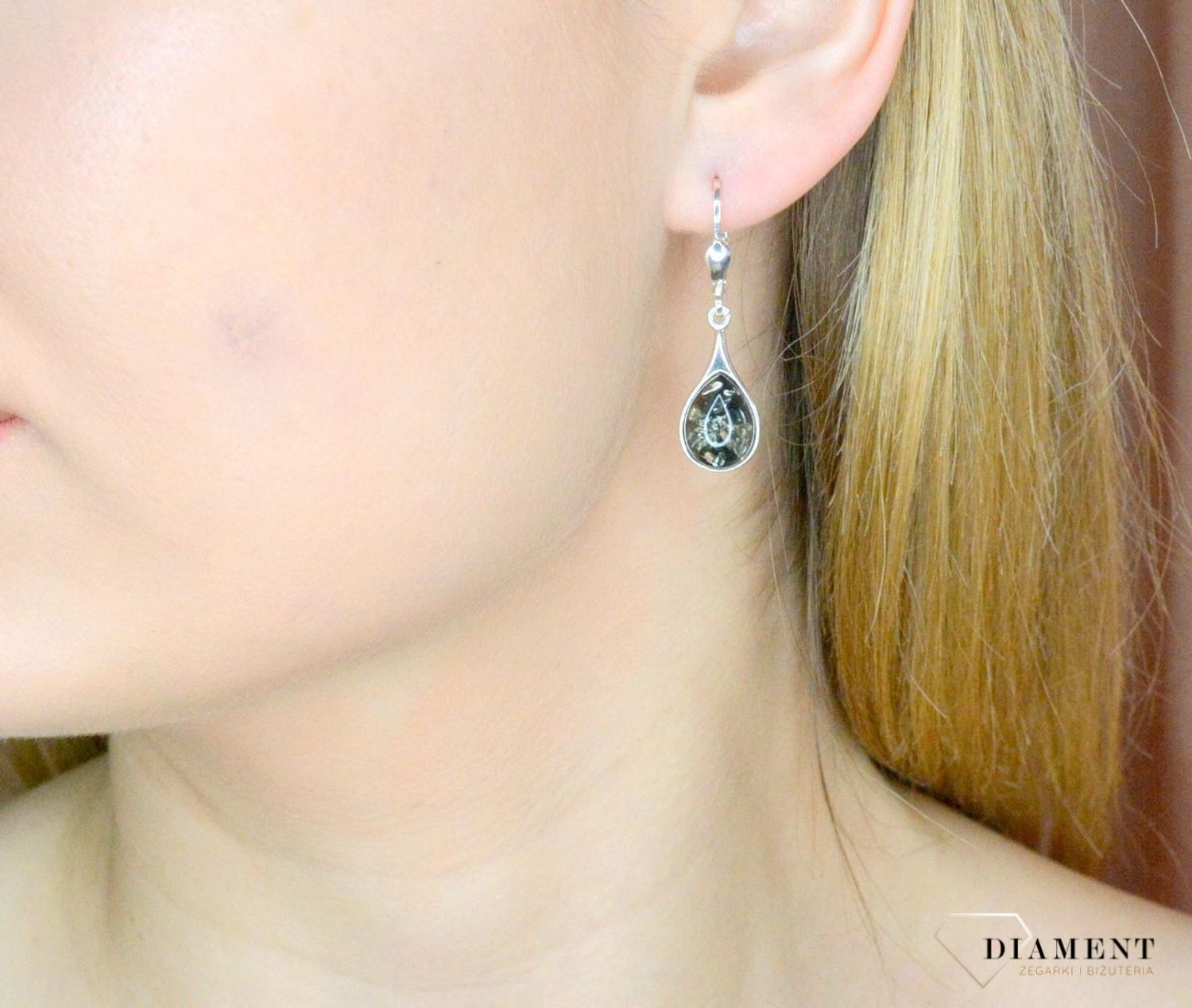 Srebrne kolczyki damskie wiszące łezki z zielonym bursztynem DIA-KLC-9896-925. Srebrne kolczyki damskie wiszące. Kolczyki damskie z kamieniem. Kolczyki srebrne damskie idealne na prezent. Kolczyki z bursztynem bałtyckim..jpg