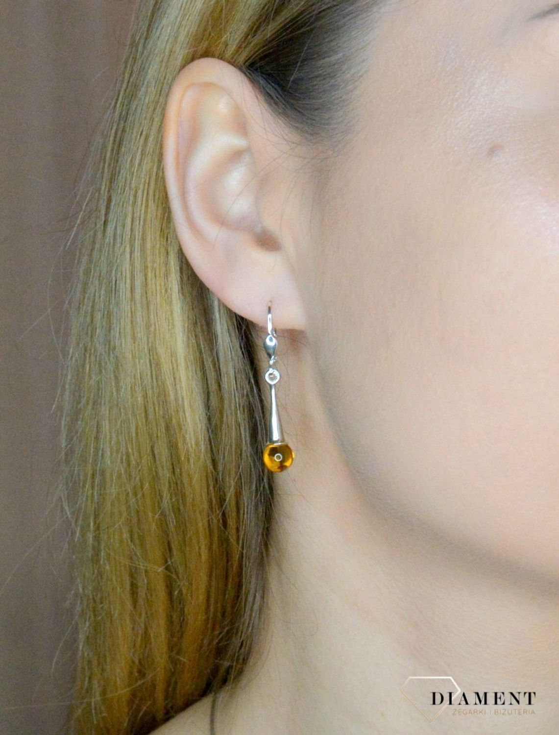 Srebrne kolczyki damskie wiszące z bursztynem bałtyckim DIA-KLC-9897-925. Srebrne kolczyki damskie. Srebrne kolczyki wiszące z kamieniem. Srebrne kolczyki z bursztynem. Kolczyki srebrne z bursztynem na prezent..jpg