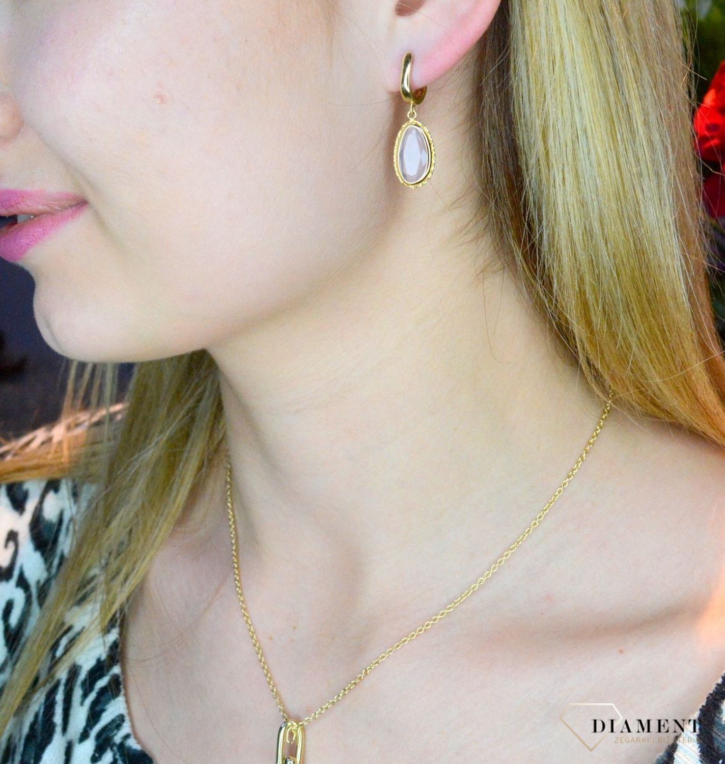 Złote kolczyki 585 wiszące z kwarcem różowym DIA-KLC-9977G-585, Wyjątkowe kolczyki z kwarcem różowym ukazują kolejną odsłonę biżuterii, w której został przełamany ponadczasowym blaskiem wyjątkowego kruszcu. Delikatne kol.jpg