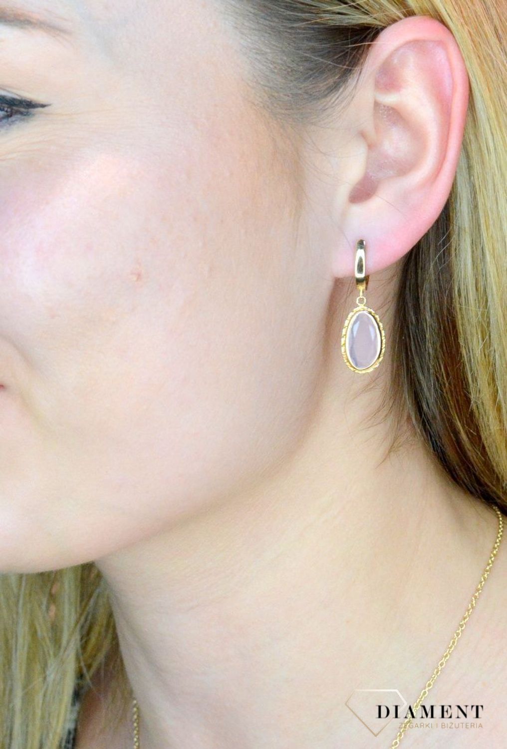 Złote kolczyki 585 wiszące z kwarcem różowym DIA-KLC-9977G-585, Wyjątkowe kolczyki z kwarcem różowym ukazują kolejną odsłonę biżuterii, w której został przełamany ponadczasowym blaskiem wyjątkowego kruszcu. Delikatne kol.jpg