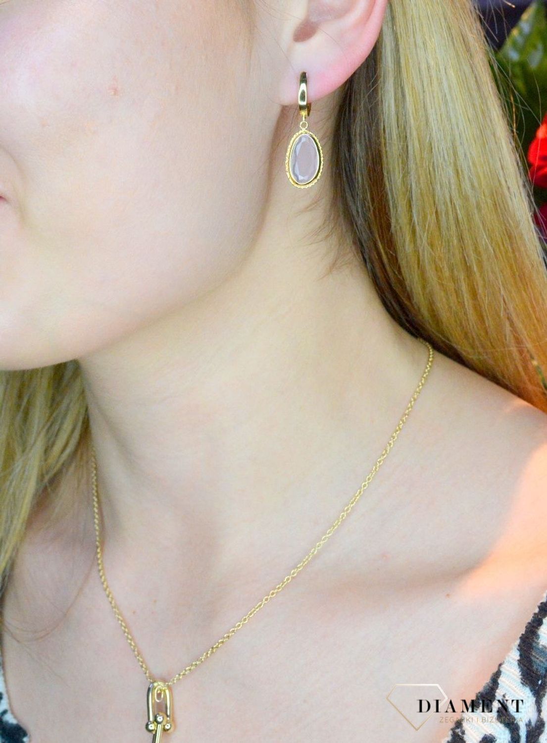 Złote kolczyki 585 wiszące z kwarcem różowym DIA-KLC-9977G-585, Wyjątkowe kolczyki z kwarcem różowym ukazują kolejną odsłonę biżuterii, w której został przełamany ponadczasowym blaskiem wyjątkowego kruszcu. Delikatne kol.jpg