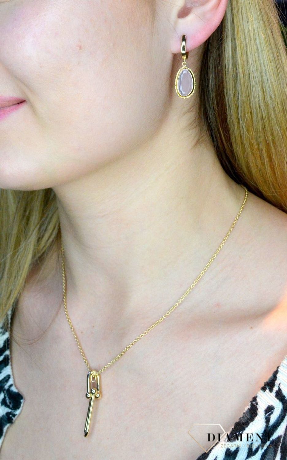 Złote kolczyki 585 wiszące z kwarcem różowym DIA-KLC-9977G-585, Wyjątkowe kolczyki z kwarcem różowym ukazują kolejną odsłonę biżuterii, w której został przełamany ponadczasowym blaskiem wyjątkowego kruszcu. Delikatne kol.jpg