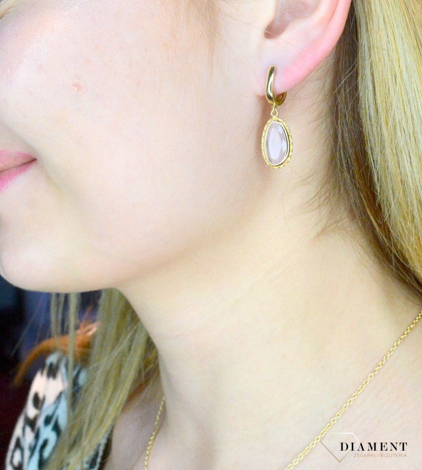 Złote kolczyki 585 wiszące z kwarcem różowym DIA-KLC-9977G-585, Wyjątkowe kolczyki z kwarcem różowym ukazują kolejną odsłonę biżuterii, w której został przełamany ponadczasowym blaskiem wyjątkowego kruszcu. Delikatne kol.jpg