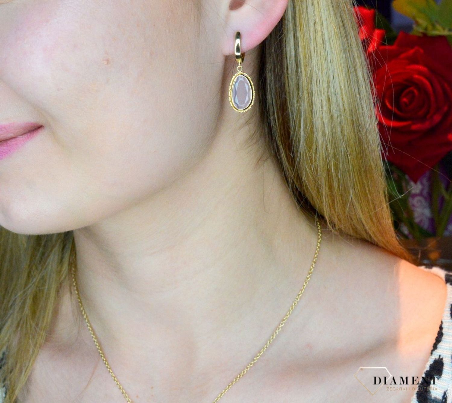 Złote kolczyki 585 wiszące z kwarcem różowym DIA-KLC-9977G-585, Wyjątkowe kolczyki z kwarcem różowym ukazują kolejną odsłonę biżuterii, w której został przełamany ponadczasowym blaskiem wyjątkowego kruszcu. Delikatne kol.jpg