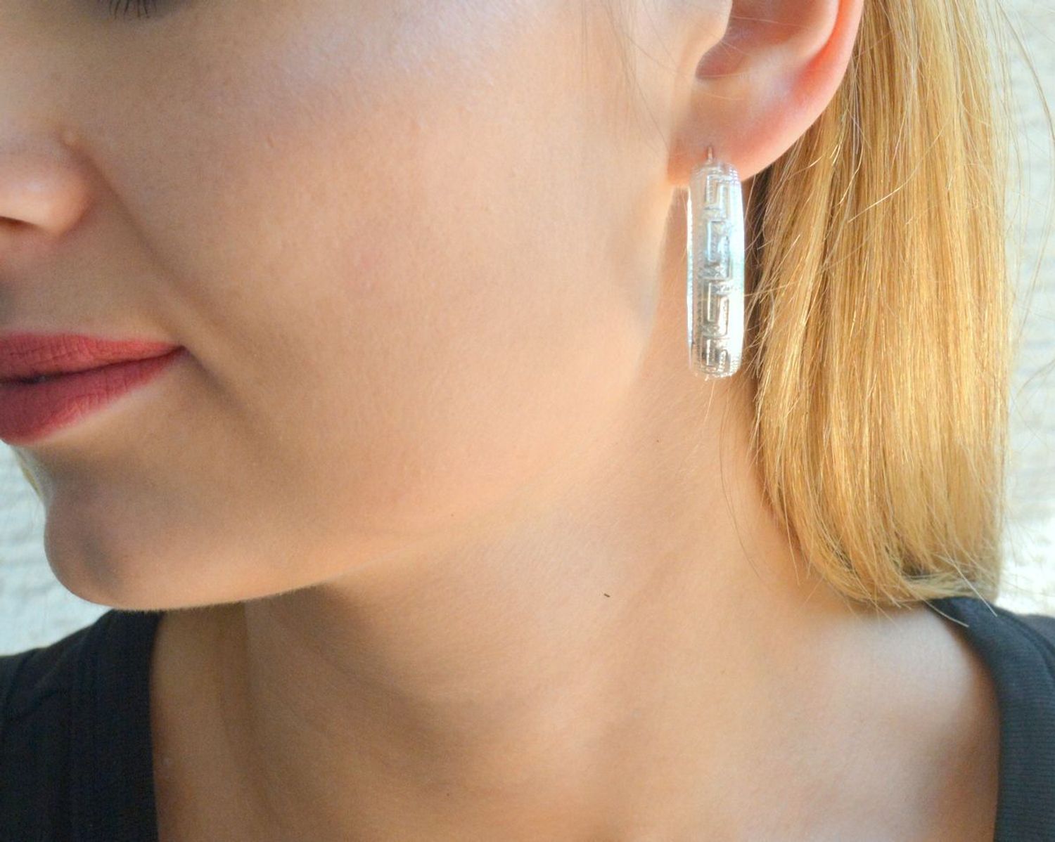 Srebrne kolczyki koła wzór grecki 3,2 cm DIA-KLC-9984-925. Srebrne kolczyki damskie klasyczne kółka. Klasyczne kolczyki kółka srebrne z ozdobnym wzorem greckim. Piękne kolczyki z wygodnym zapięciem na zatrzask. Kolczyki koła i.jpg