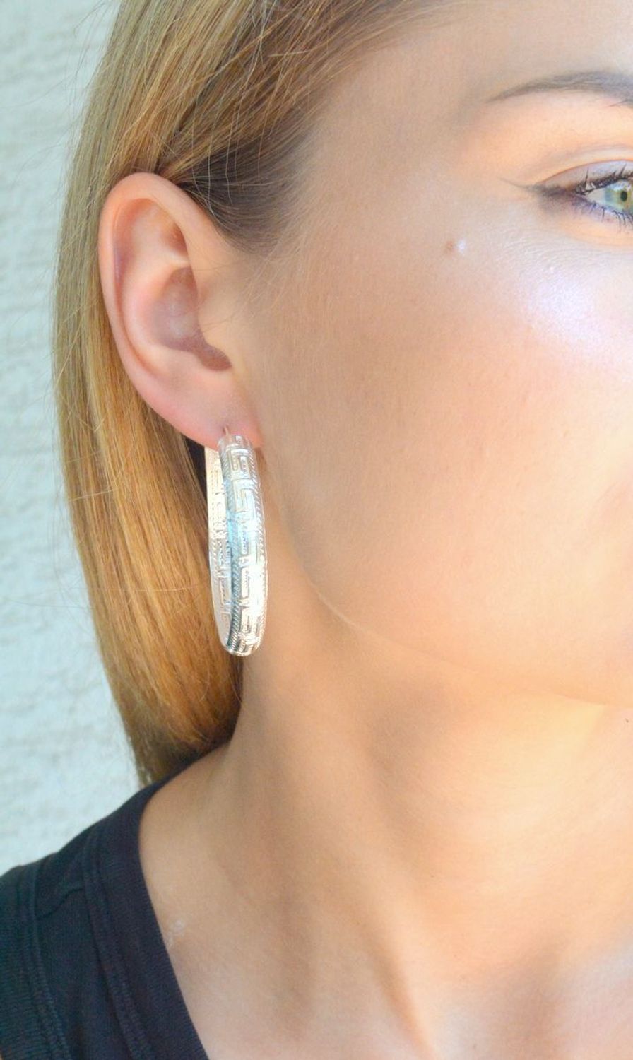 Srebrne kolczyki koła wzór grecki 4,3 cm DIA-KLC-9985-925. Srebrne kolczyki damskie klasyczne kółka. Klasyczne kolczyki kółka srebrne z ozdobnym wzorem greckim. Piękne kolczyki z wygodnym zapięciem na zatrzask. Kolczyki koła i.jpg