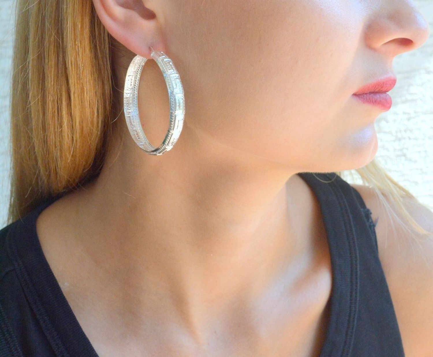 Srebrne kolczyki koła wzór grecki 4,3 cm DIA-KLC-9985-925. Srebrne kolczyki damskie klasyczne kółka. Klasyczne kolczyki kółka srebrne z ozdobnym wzorem greckim. Piękne kolczyki z wygodnym zapięciem na zatrzask. Kolczyki koła i.jpg