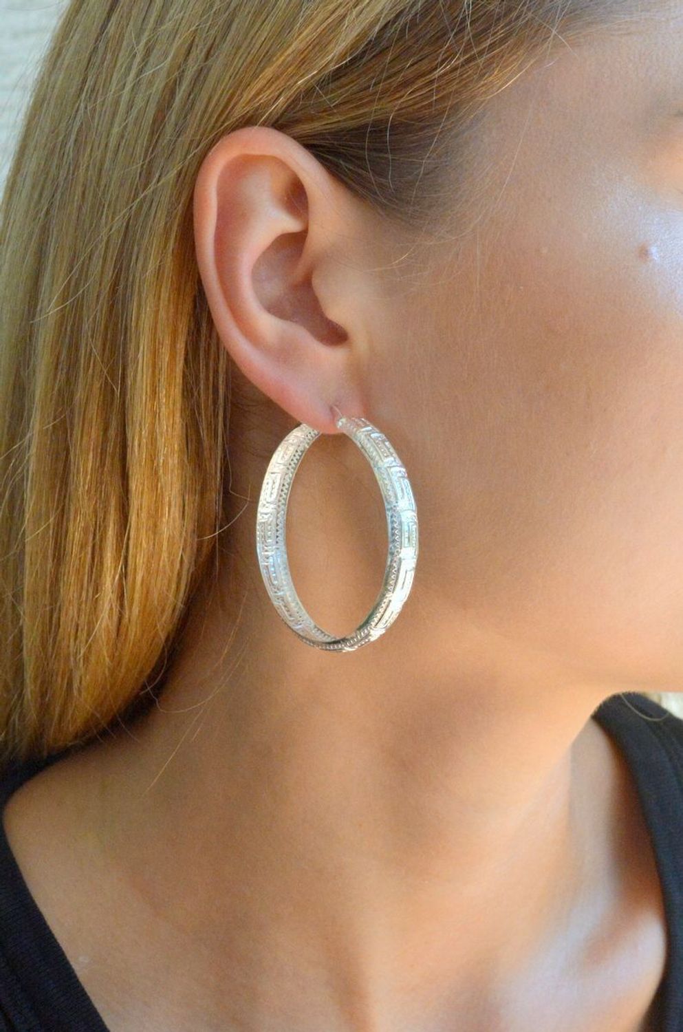 Srebrne kolczyki koła wzór grecki 4,3 cm DIA-KLC-9985-925. Srebrne kolczyki damskie klasyczne kółka. Klasyczne kolczyki kółka srebrne z ozdobnym wzorem greckim. Piękne kolczyki z wygodnym zapięciem na zatrzask. Kolczyki koła i.jpg