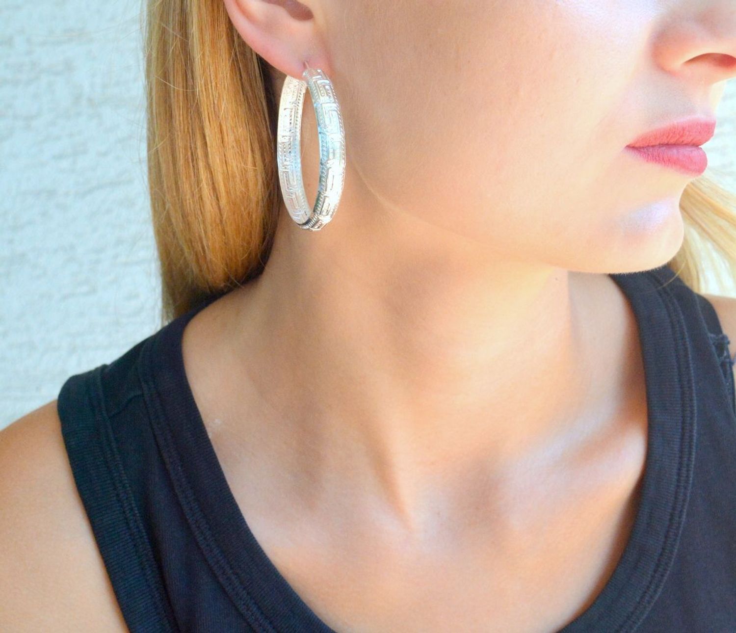 Srebrne kolczyki koła wzór grecki 4,3 cm DIA-KLC-9985-925. Srebrne kolczyki damskie klasyczne kółka. Klasyczne kolczyki kółka srebrne z ozdobnym wzorem greckim. Piękne kolczyki z wygodnym zapięciem na zatrzask. Kolczyki koła i.jpg