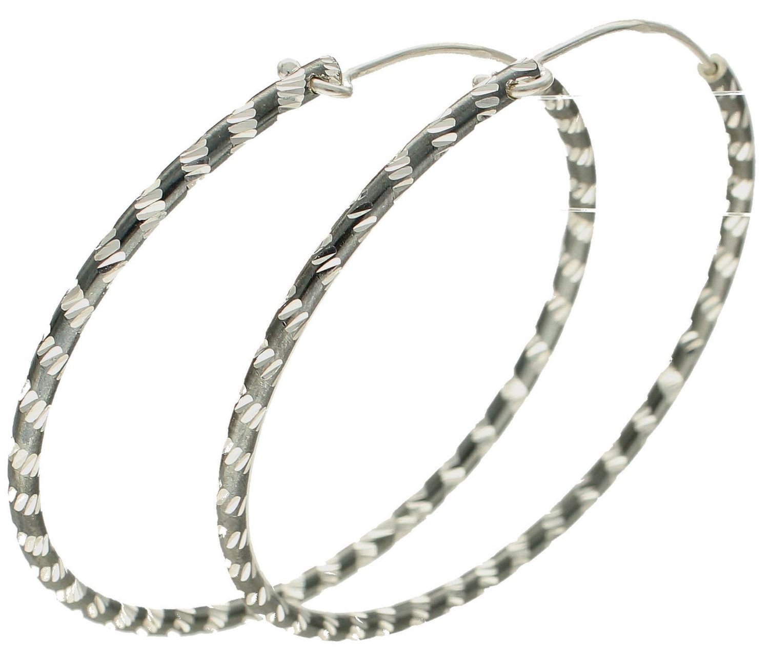 Kolczyki koła 4,5 cm z ozdobnym grawerowaniem srebrno-czarne DIA-KLC-9986-925. Srebrne kolczyki damskie kółka. Klasyczne kółka srebrne z ozdobnym grawerowaniem i dodatkiem czarne koloru. Piękne kolczyki z wygodnym zapięciem z.jpg