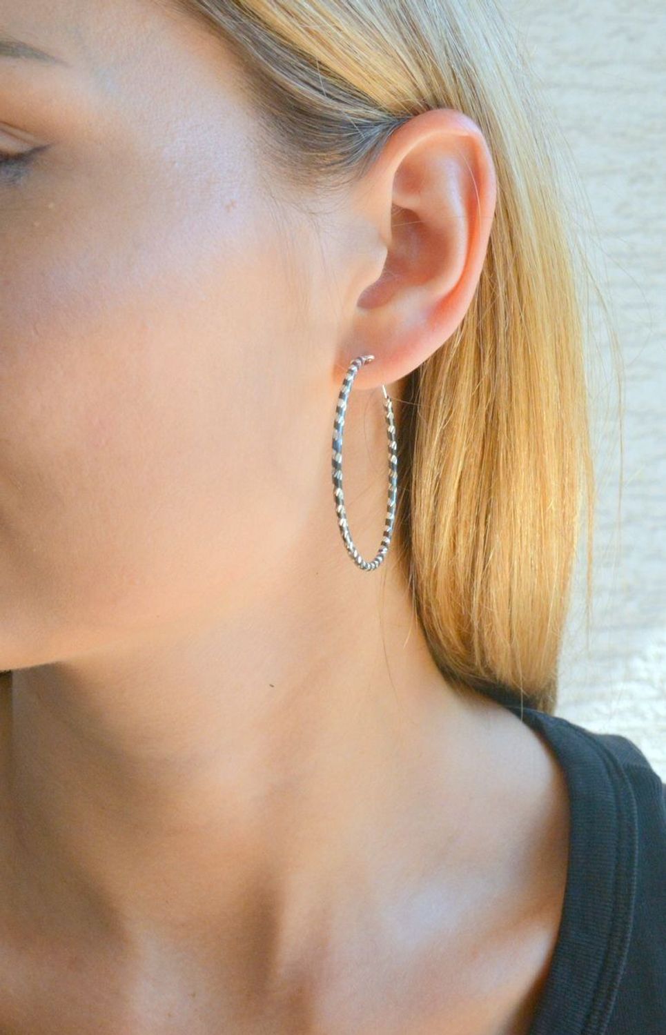 Kolczyki koła 4,5 cm z ozdobnym grawerowaniem srebrno-czarne DIA-KLC-9986-925. Srebrne kolczyki damskie kółka. Klasyczne kółka srebrne z ozdobnym grawerowaniem i dodatkiem czarne koloru. Piękne kolczyki z wygodnym zapięciem z.jpg