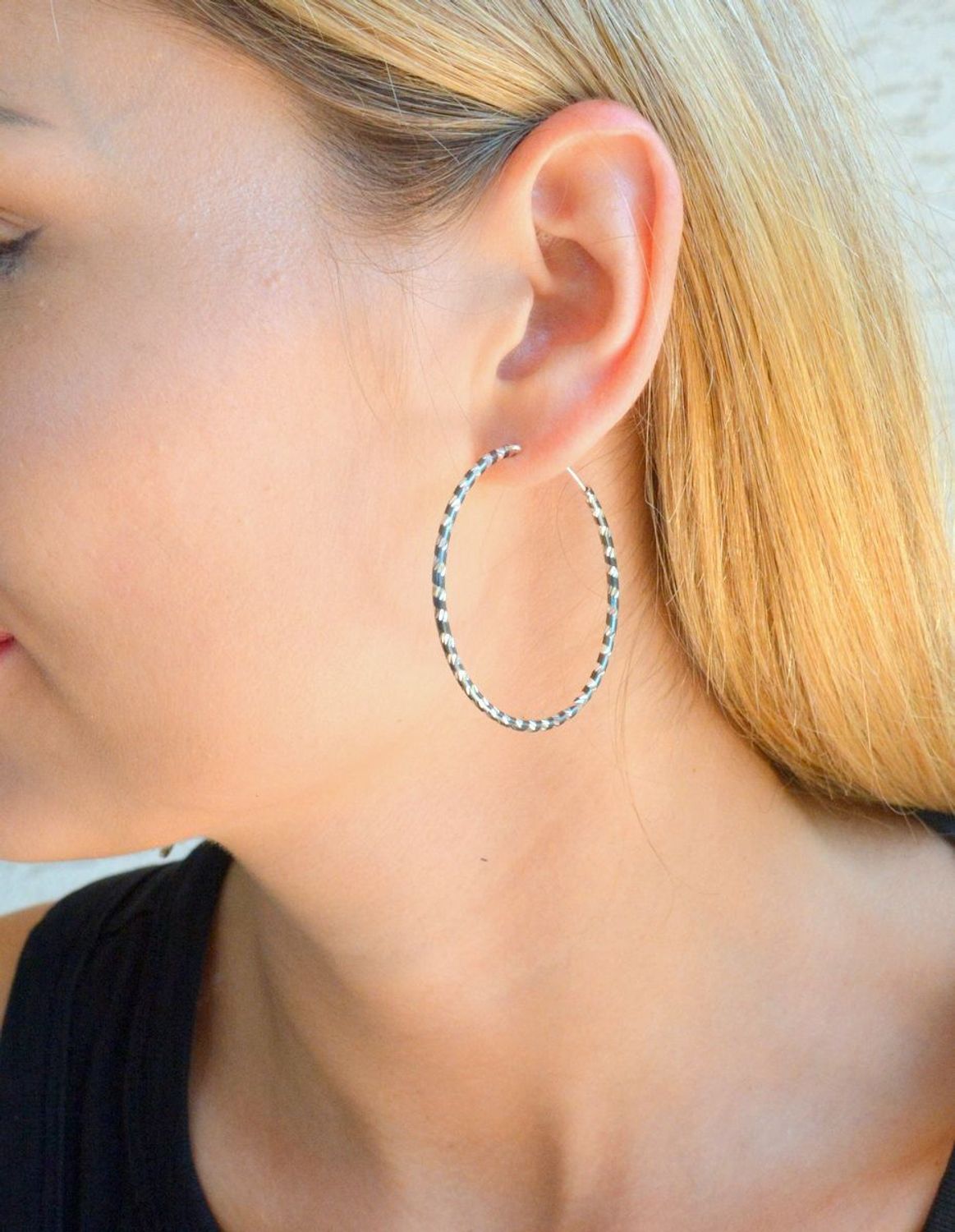 Kolczyki koła 4,5 cm z ozdobnym grawerowaniem srebrno-czarne DIA-KLC-9986-925. Srebrne kolczyki damskie kółka. Klasyczne kółka srebrne z ozdobnym grawerowaniem i dodatkiem czarne koloru. Piękne kolczyki z wygodnym zapięciem z.jpg