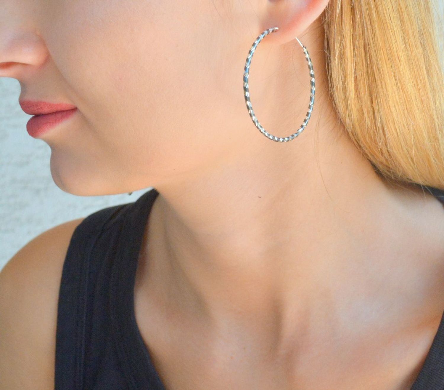 Kolczyki koła 4,5 cm z ozdobnym grawerowaniem srebrno-czarne DIA-KLC-9986-925. Srebrne kolczyki damskie kółka. Klasyczne kółka srebrne z ozdobnym grawerowaniem i dodatkiem czarne koloru. Piękne kolczyki z wygodnym zapięciem z.jpg