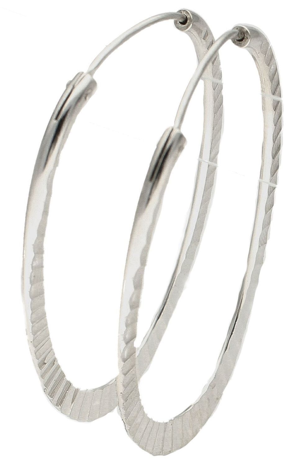 Srebrne kolczyki damskie owalne z grawerowaniem DIA-KLC-9987-925. Srebrne kolczyki damskie owalne. Klasyczne kolczyki owalne srebrne z ozdobnym grawerowaniem. Piękne kolczyki z wygodnym zapięciem z chowanym sztyftem. Kolczyki.jpg