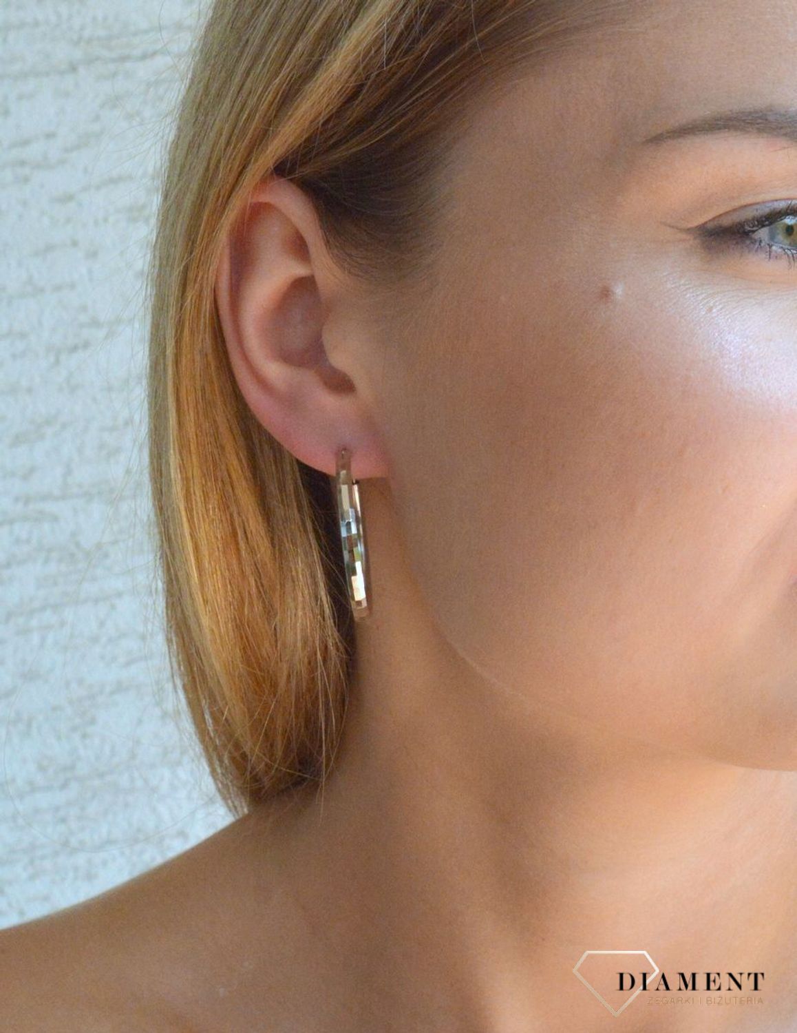 Srebrne kolczyki damskie koła 3,5 cm DIA-KLC-9988-925. Srebrne kolczyki damskie klasyczne kółka. Klasyczne kółka srebrne z delikatnym wzorem. Piękne kolczyki z wygodnym zapięciem z chowanym sztyftem. Kolczyki koła idealne na p.jpg