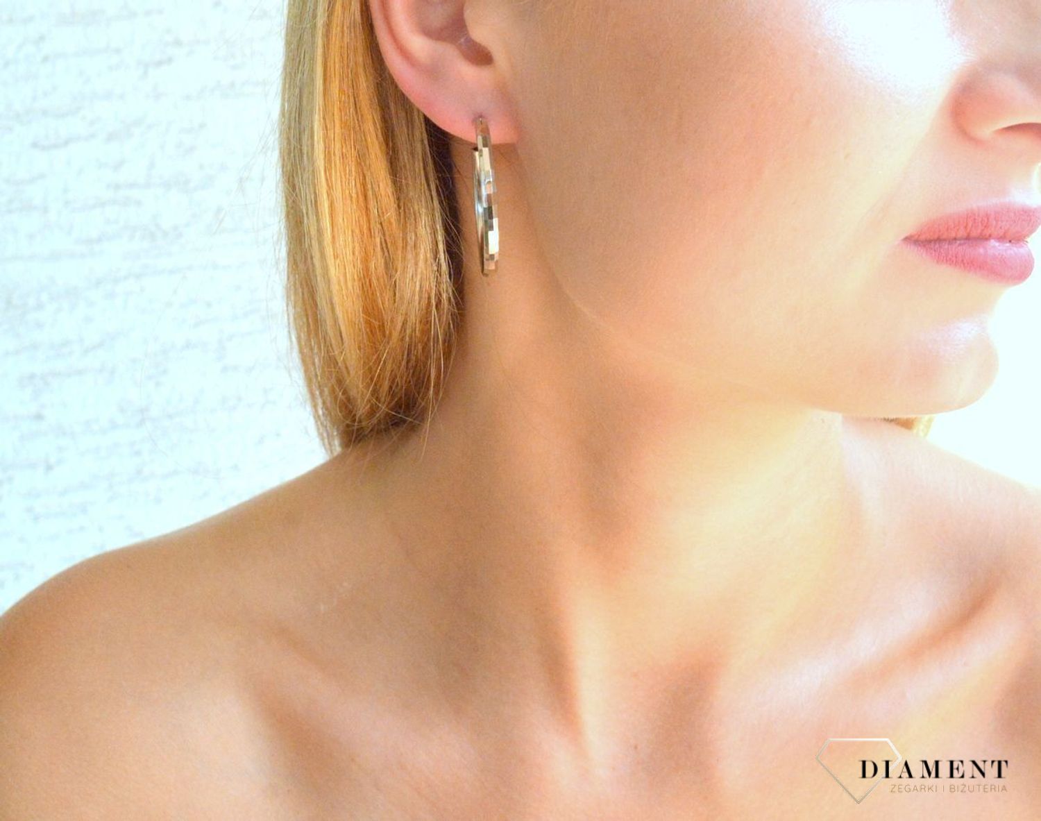 Srebrne kolczyki damskie koła 3,5 cm DIA-KLC-9988-925. Srebrne kolczyki damskie klasyczne kółka. Klasyczne kółka srebrne z delikatnym wzorem. Piękne kolczyki z wygodnym zapięciem z chowanym sztyftem. Kolczyki koła idealne na p.jpg