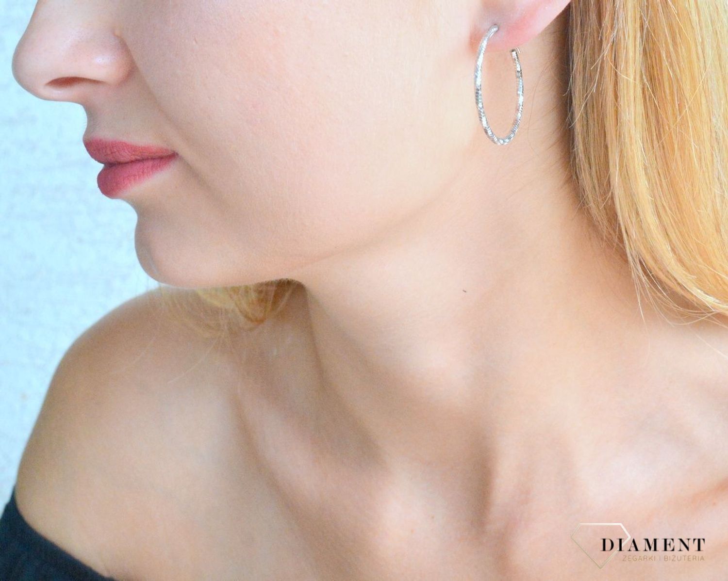 Srebrne kolczyki damskie koła 3 cm z ozdobnym grawerowaniem DIA-KLC-9990-925. Srebrne kolczyki damskie klasyczne kółka. Klasyczne kółka srebrne z ozdobnym grawerowaniem. Piękne kolczyki z wygodnym zapięciem z chowanym sztyftem.jpg