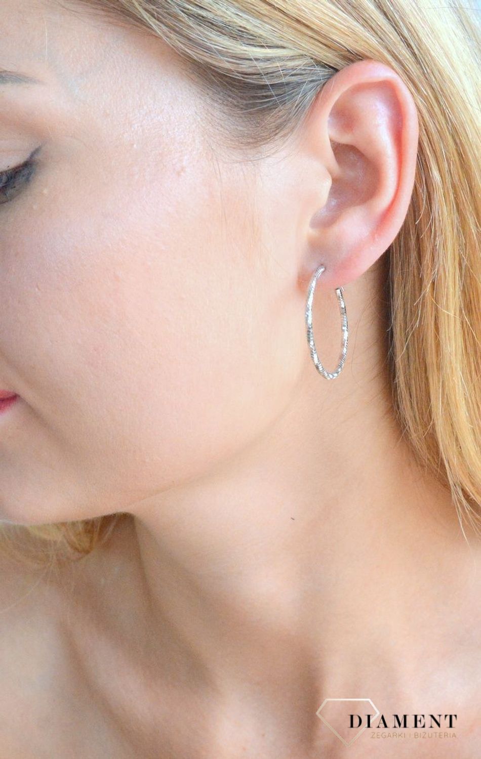 Srebrne kolczyki damskie koła 3 cm z ozdobnym grawerowaniem DIA-KLC-9990-925. Srebrne kolczyki damskie klasyczne kółka. Klasyczne kółka srebrne z ozdobnym grawerowaniem. Piękne kolczyki z wygodnym zapięciem z chowanym sztyftem.jpg