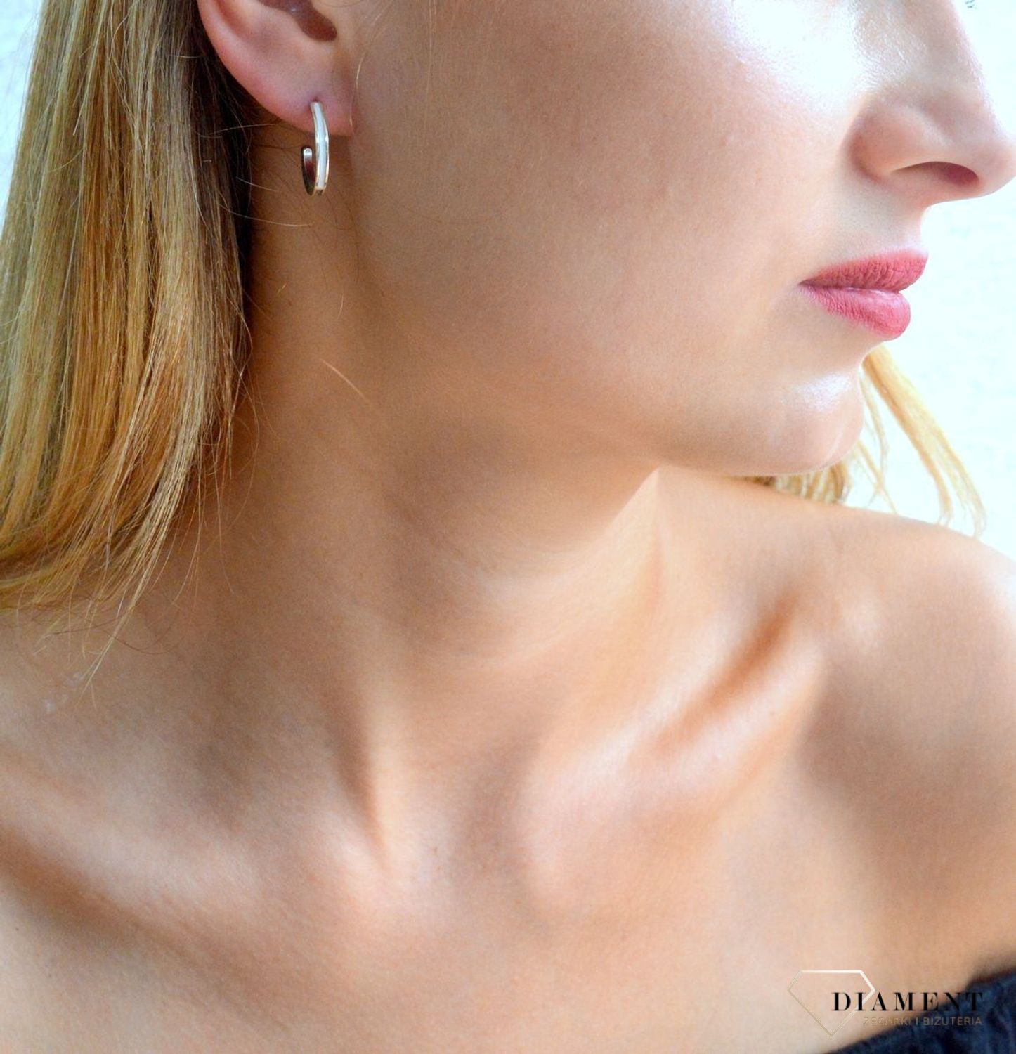 Srebrne kolczyki damskie okrągłe z białą emalią wkrętki DIA-KLC-9991B-925. Srebrne kolczyki wkrętki. Srebrne kolczyki z białą emalią. Kolczyki srebrne idealne na prezent dla kobiety (2).jpg