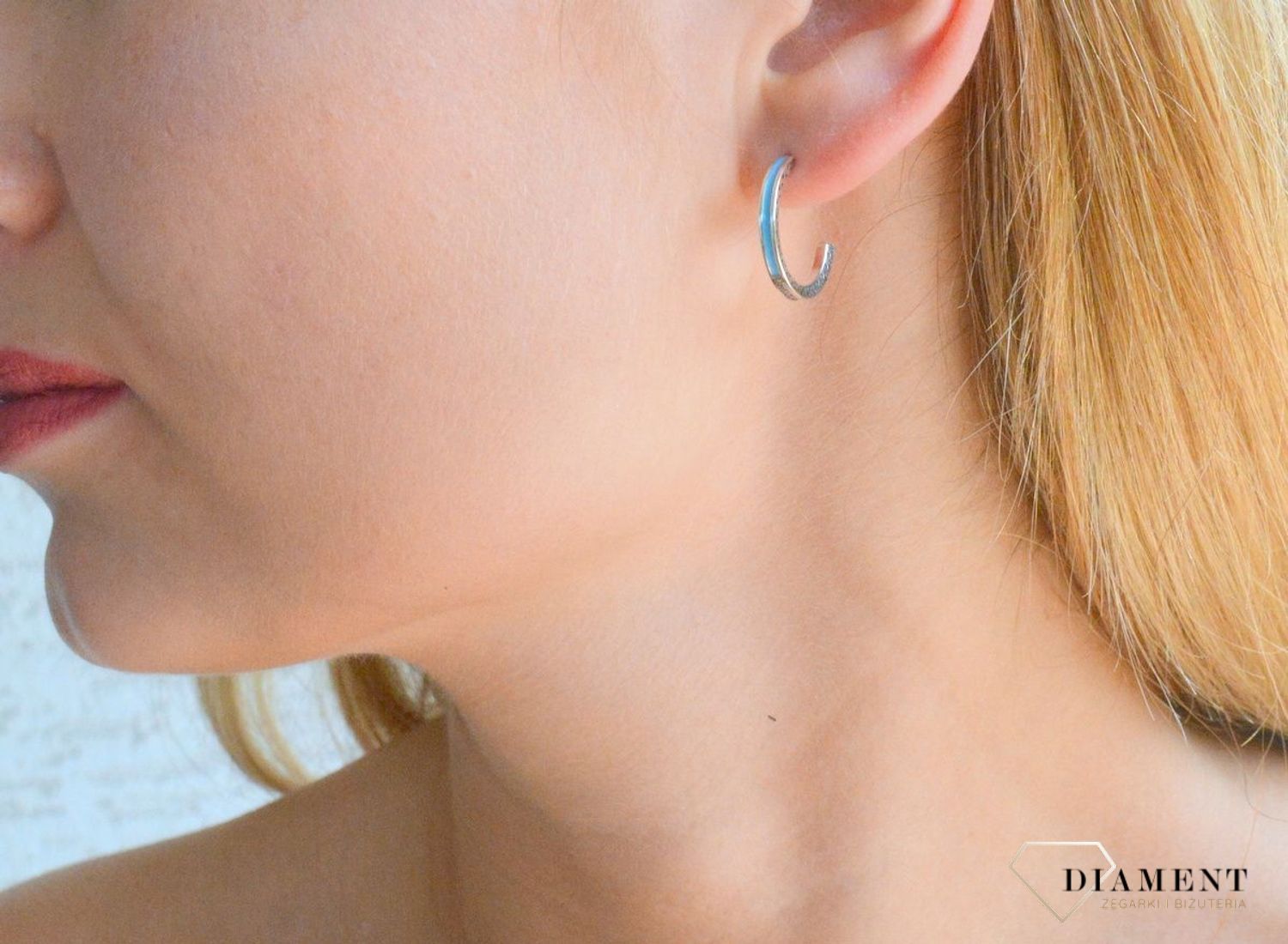 Srebrne kolczyki damskie okrągłe z niebieską emalią wkrętki DIA-KLC-9991N-925. Srebrne kolczyki wkrętki. Srebrne kolczyki z niebieską emalią. Kolczyki srebrne idealne na prezent dla kobiety (2).jpg