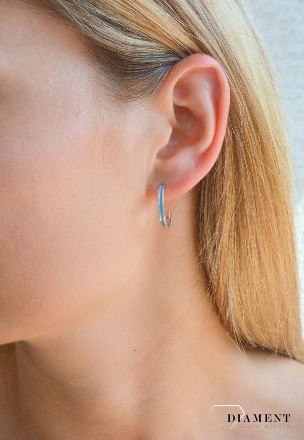 Srebrne kolczyki damskie okrągłe z niebieską emalią wkrętki DIA-KLC-9991N-925. Srebrne kolczyki wkrętki. Srebrne kolczyki z niebieską emalią. Kolczyki srebrne idealne na prezent dla kobiety (2).jpg